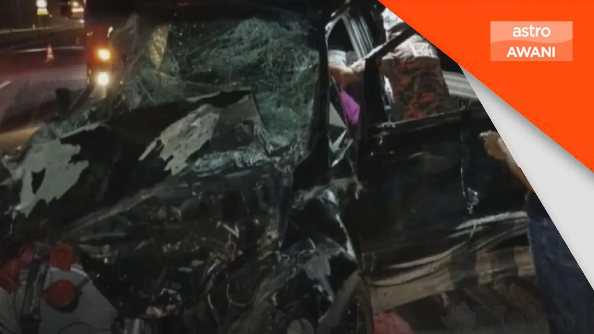 Suami isteri cedera, MPV rempuh kumpulan gajah liar di LPT2