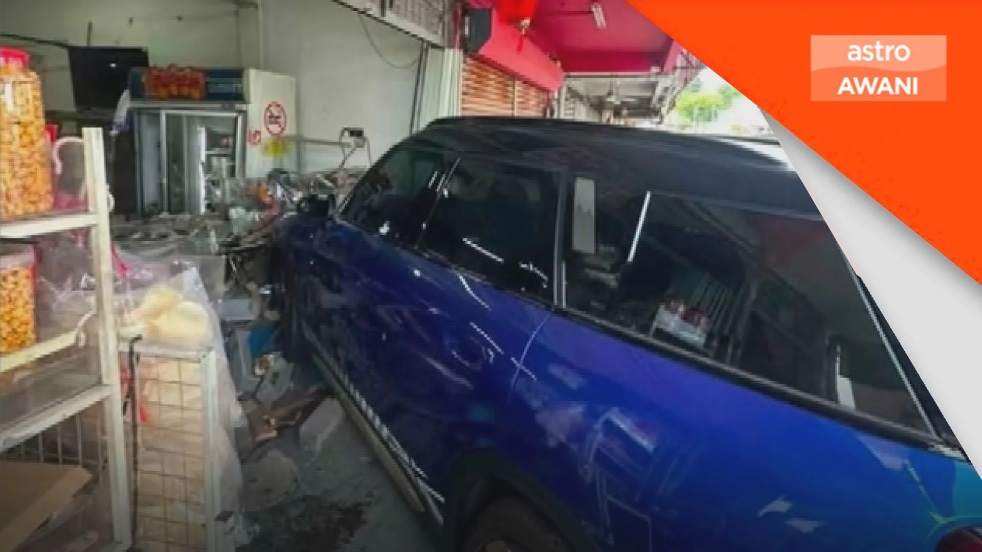 Pemandu tersilap masuk gear rempuh kedai kuih, pembantu kedai cedera