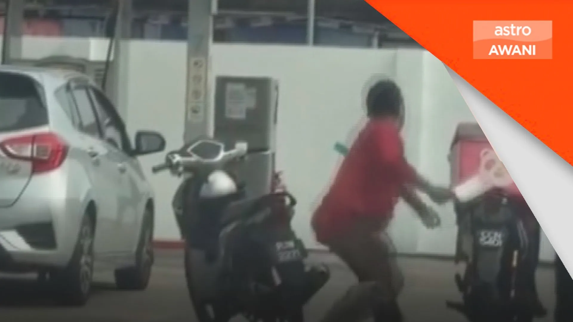 Polis tahan lelaki acu pisau di stesen minyak