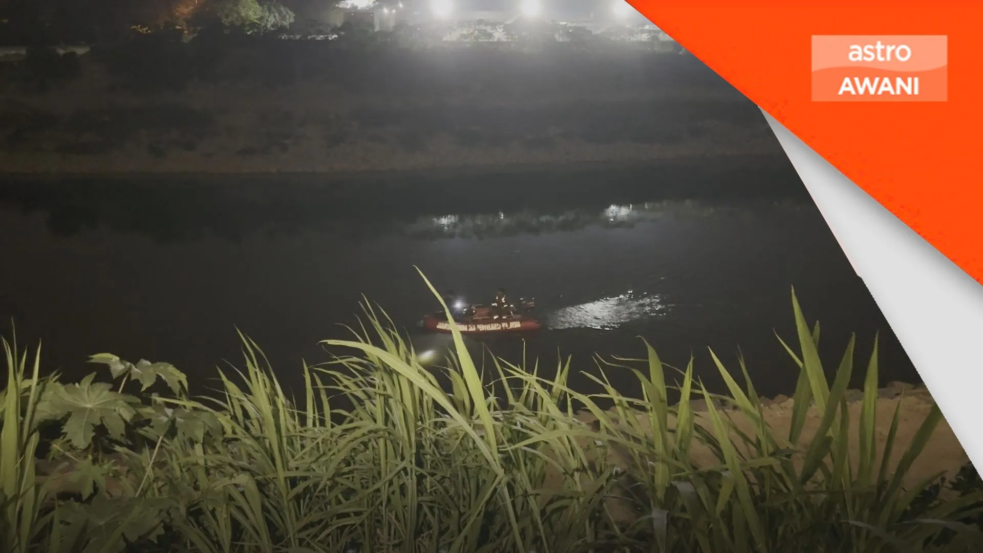 Kanak-kanak warga Indonesia terjatuh sungai