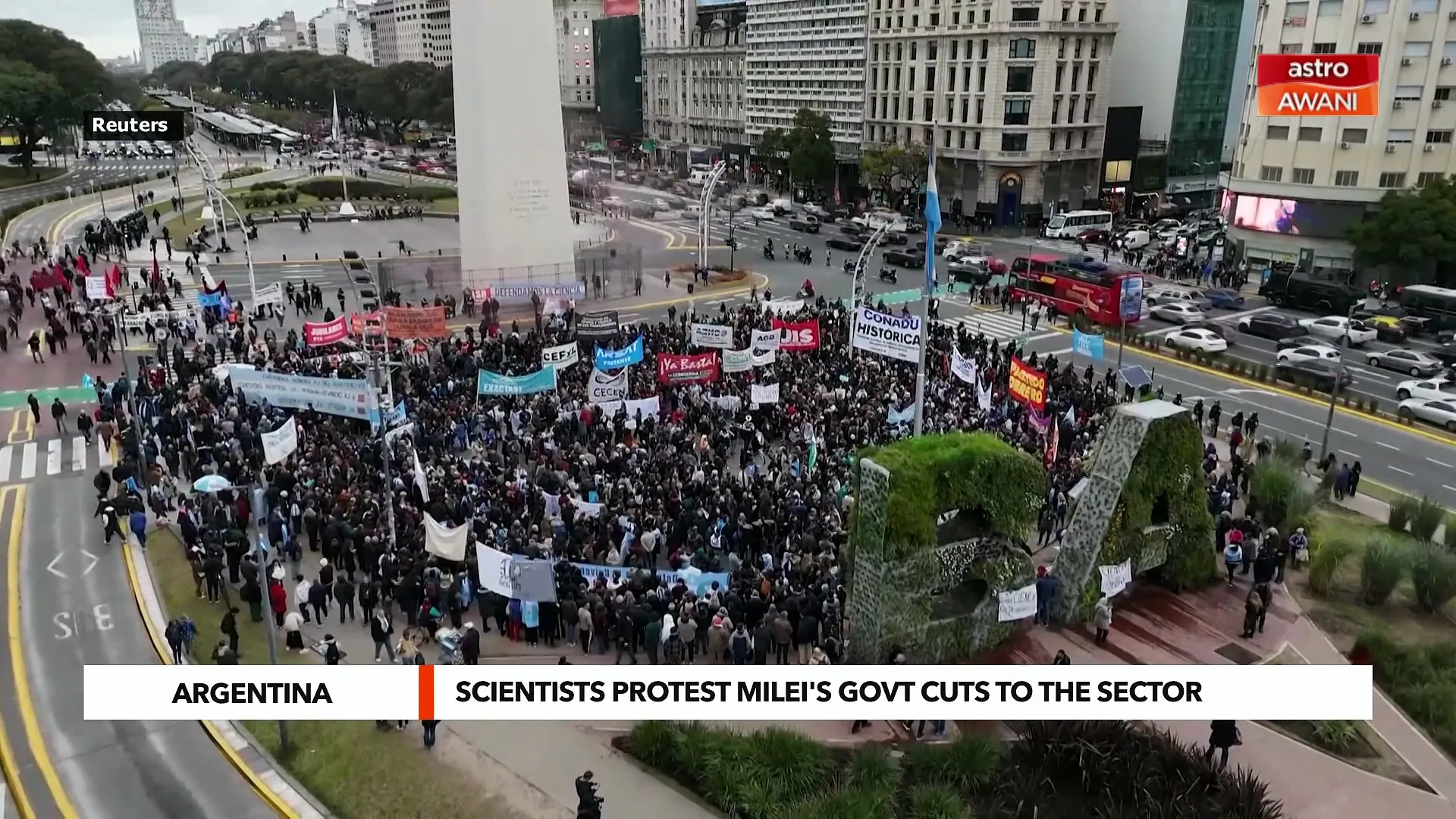Argentine scientists protest Milei's goverment cuts to the sector