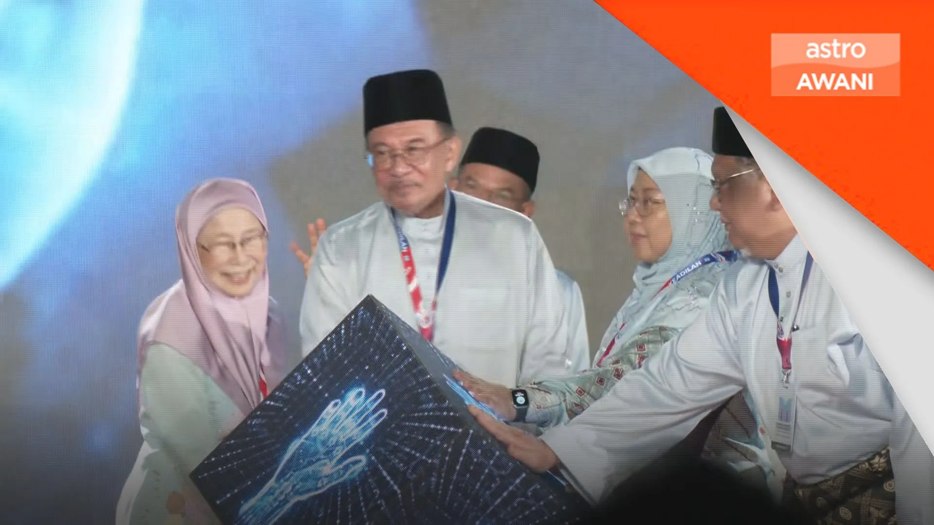“Saya umumkan esok” - Anwar isyarat langkah segera