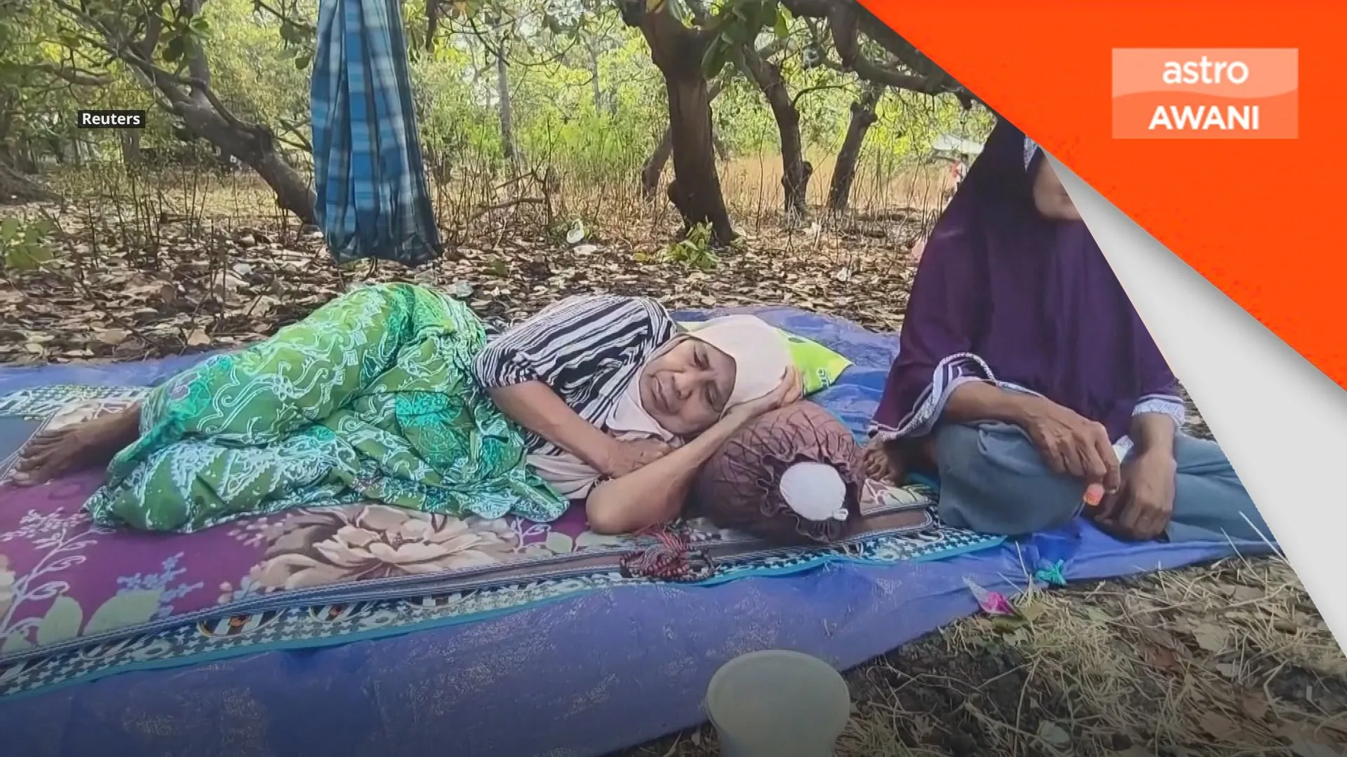 Mangsa gempa Flores berlindung di padang terbuka, menanti bantuan