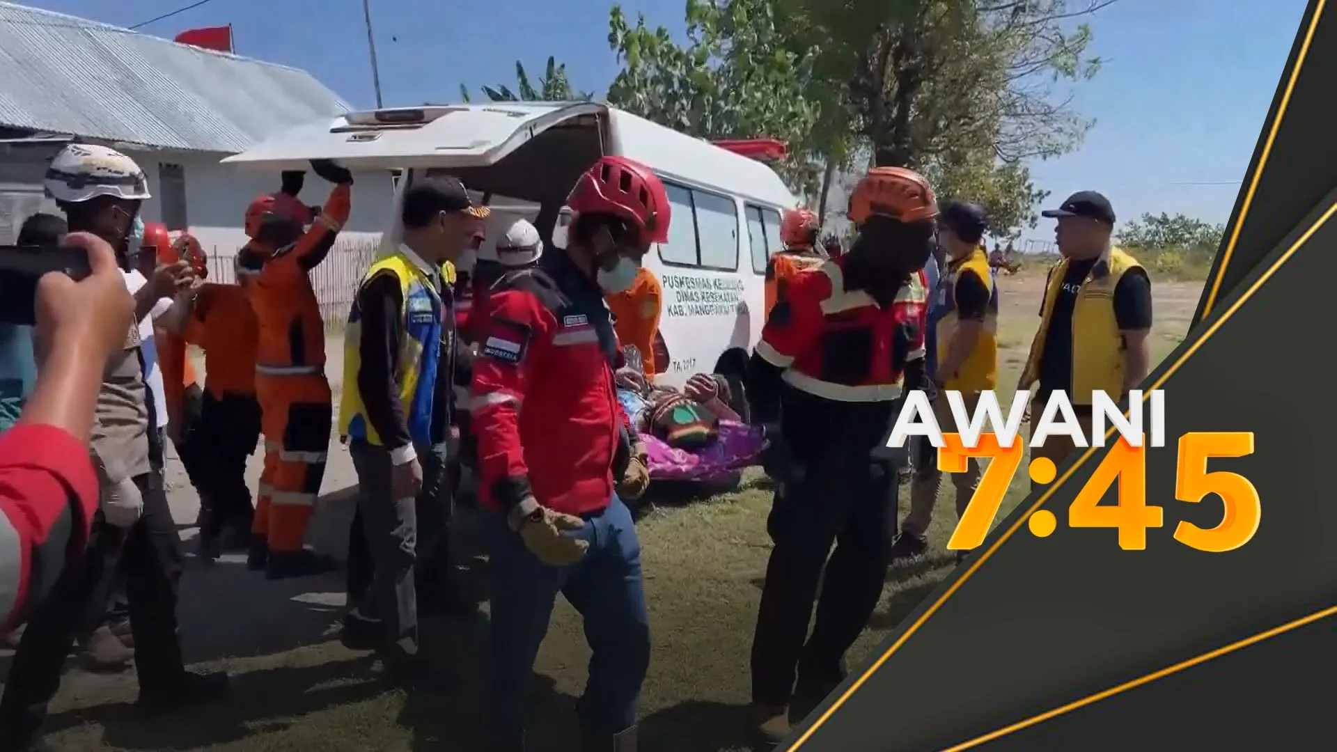 Mangsa terselamat gempa bumi Flores dipindahkan dengan helikopter
