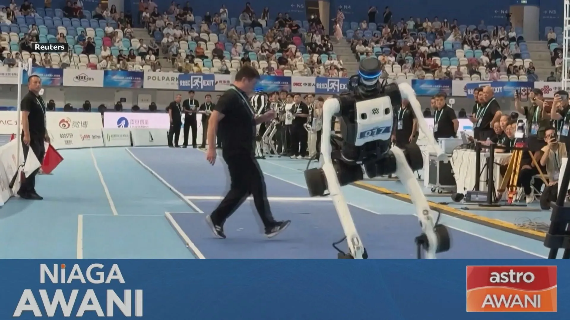 Robot humanoid rangkul emas dengan lompatan 7.97 meter