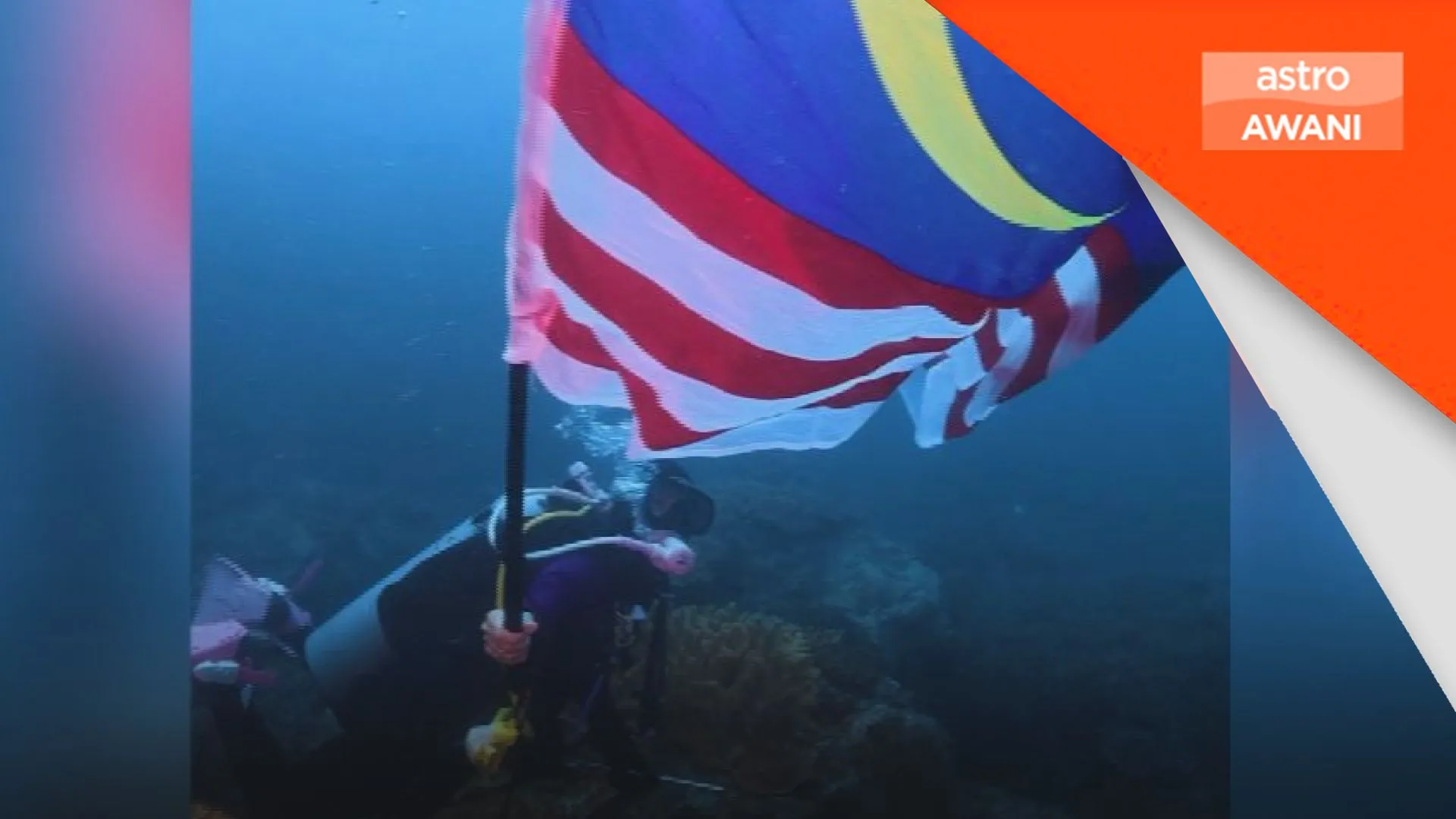 Semangat Merdeka, Jalur Gemilang berkibar di dasar samudera