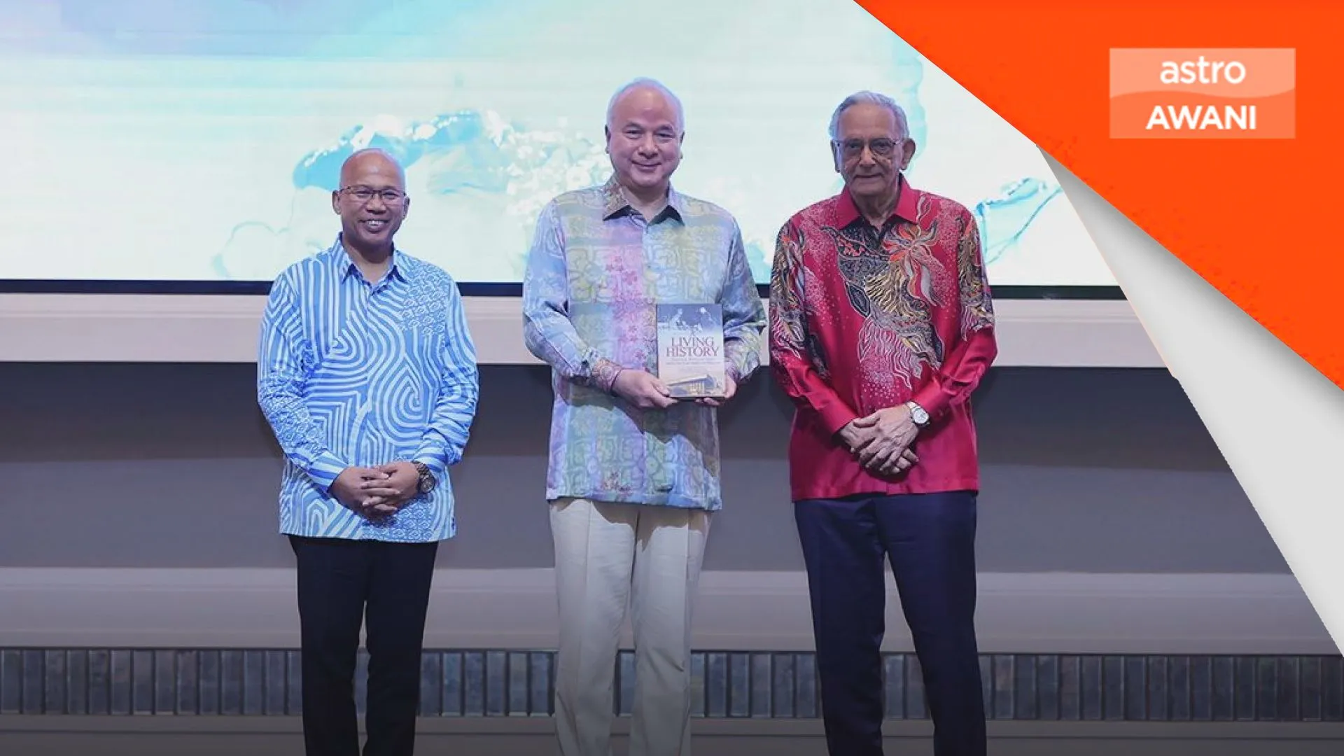 Sultan Nazrin lancar buku kisah sejarah dan perjalanan Universiti Malaya