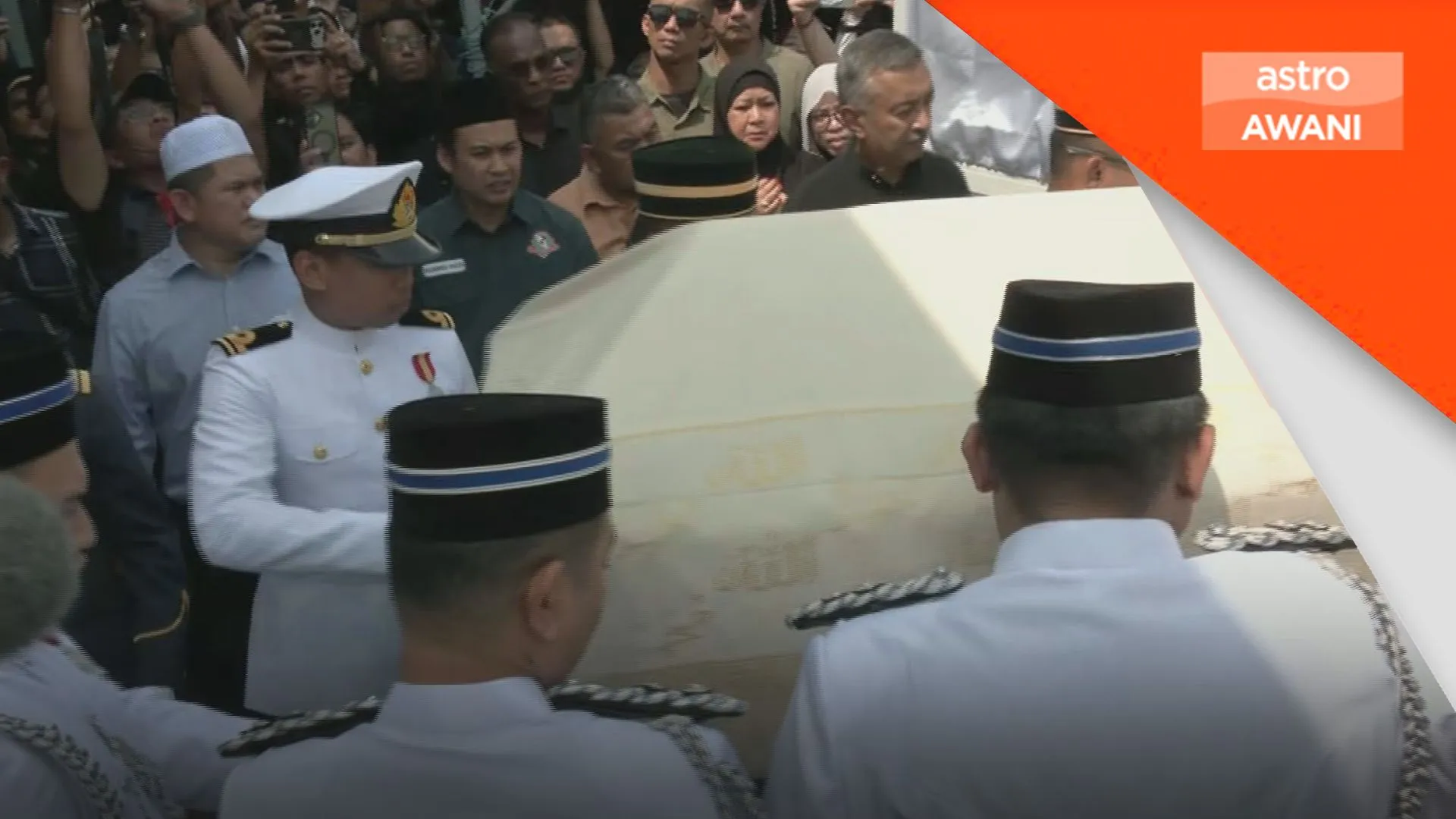 Jenazah Allahyarham Tun Dr Siti Hasmah tiba di masjid bagi urusan solat jenazah