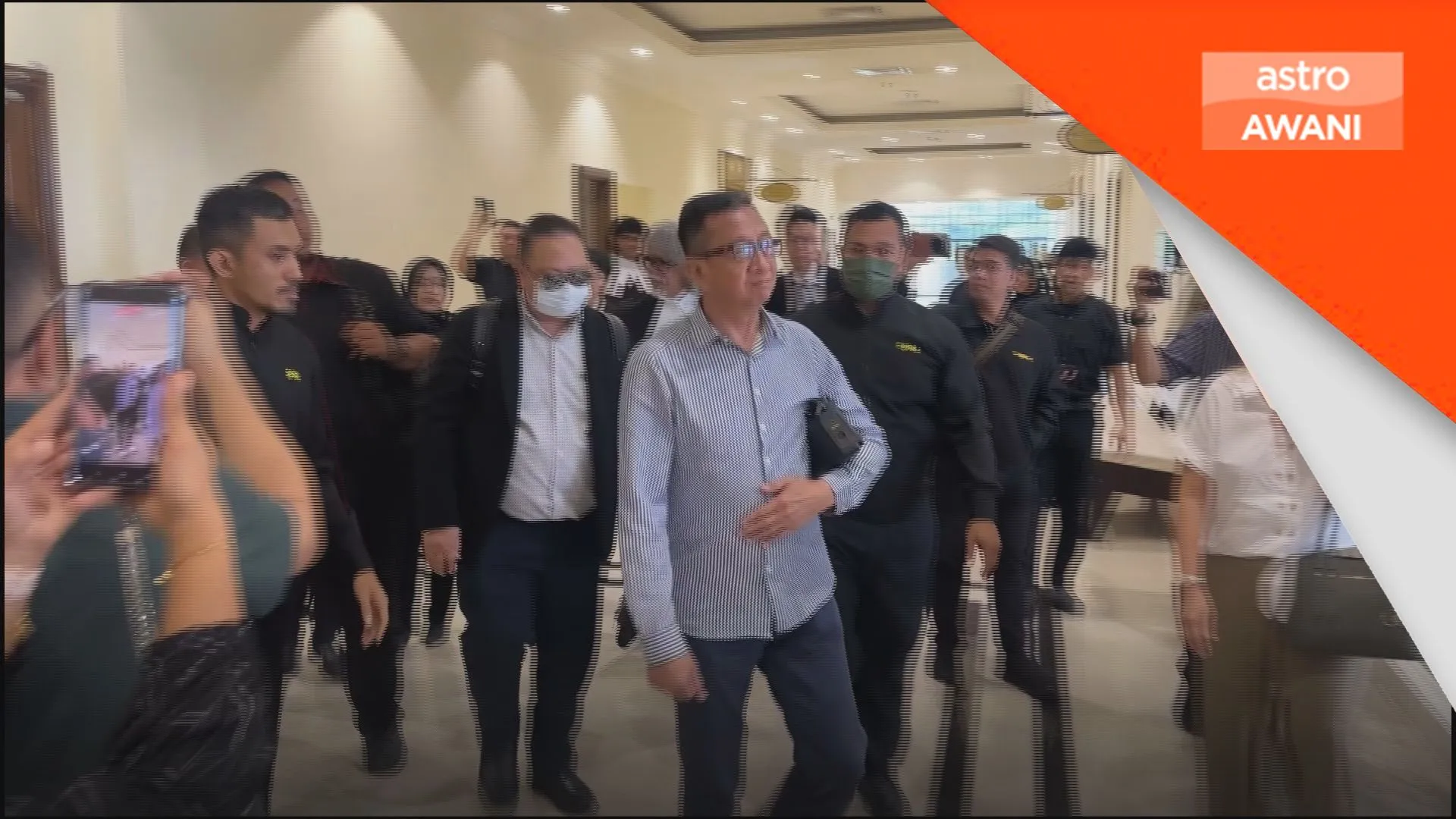 Penjawat awam, bekas CEO mengaku tidak bersalah