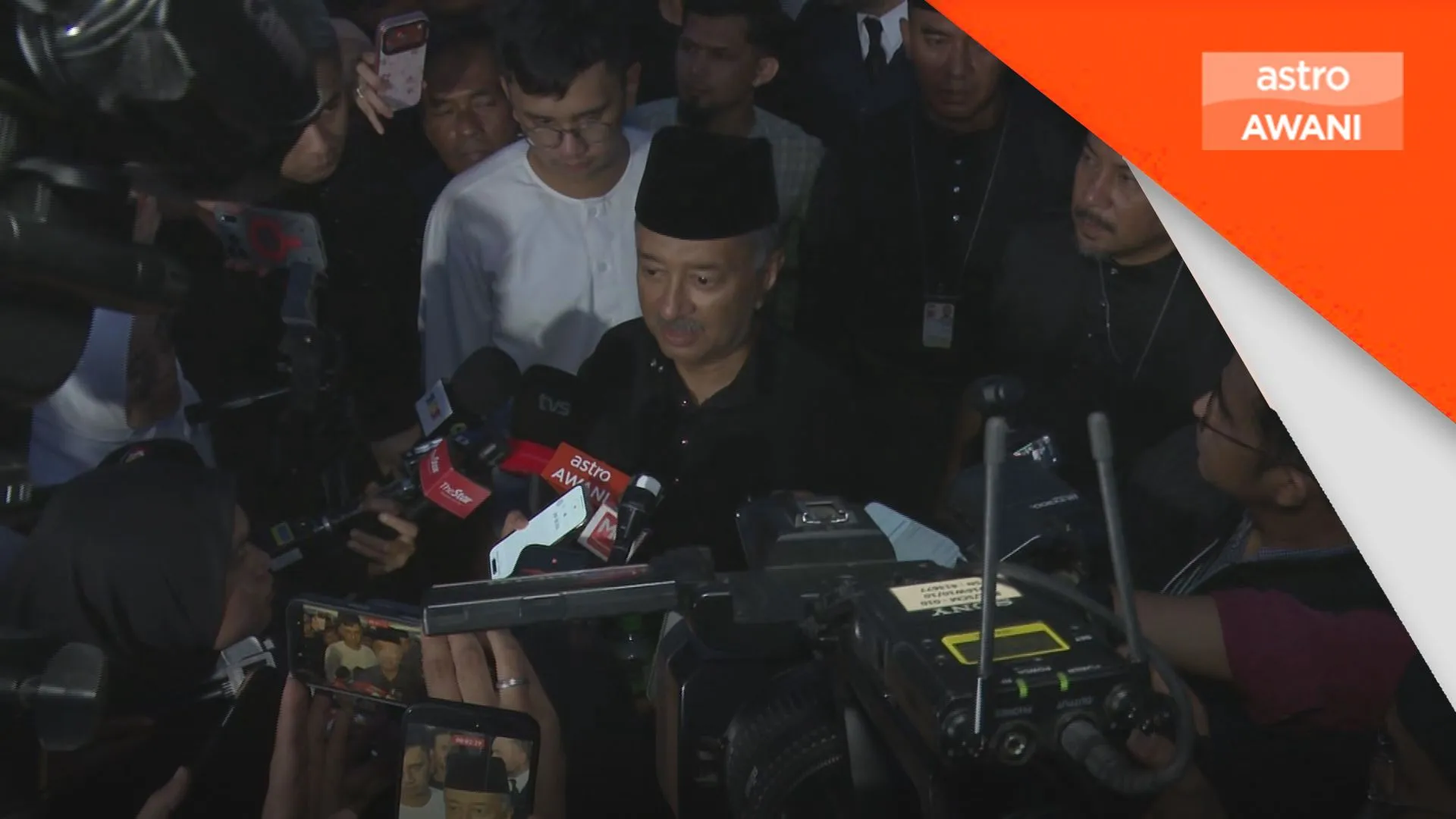 ‘Tiada kenangan terakhir tapi jutaan kenangan bersama Allahyarham’ – Mokhzani