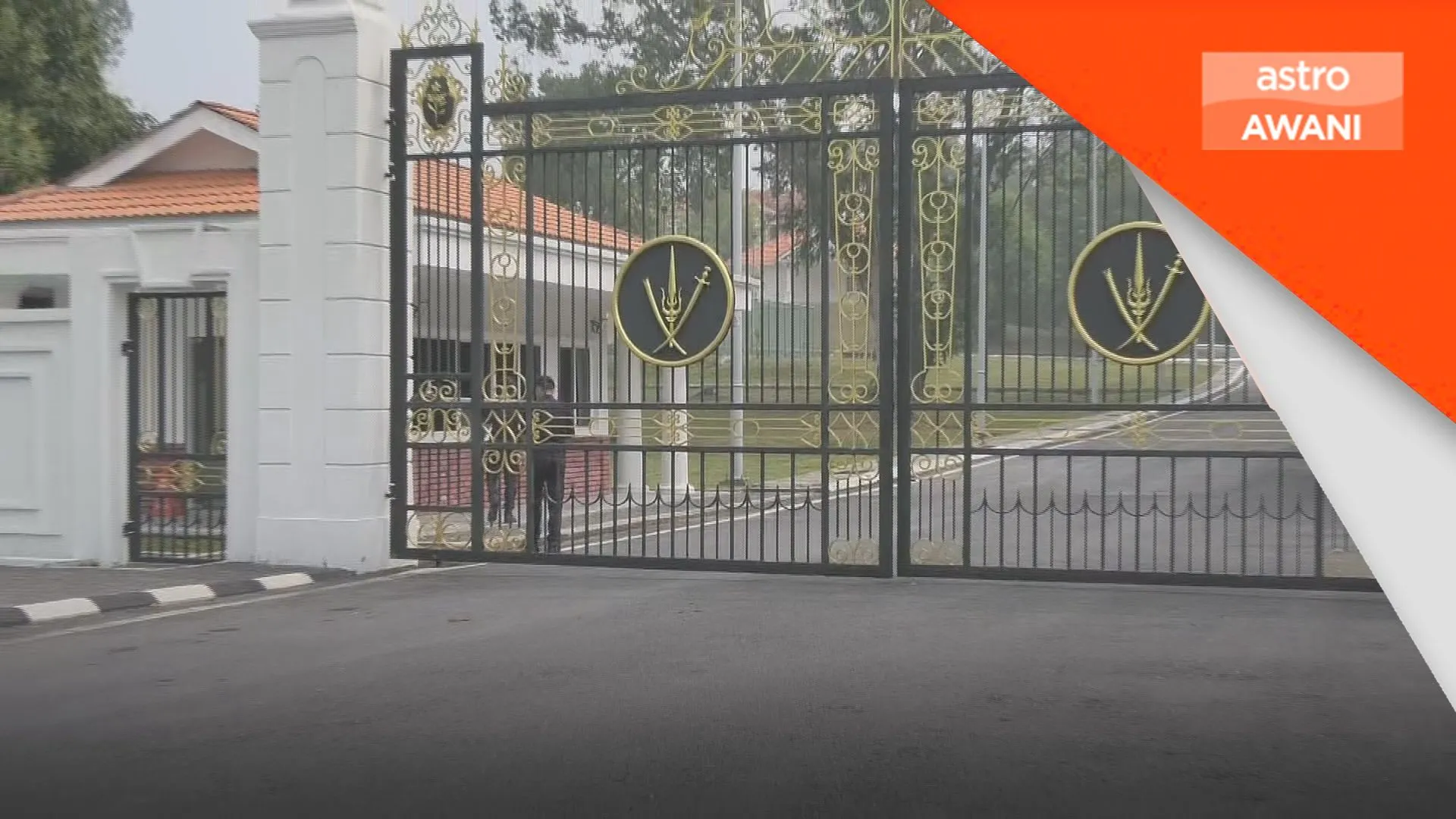 Ismail selesai menghadap Tuanku Muhriz, tinggalkan istana melalui pintu belakang