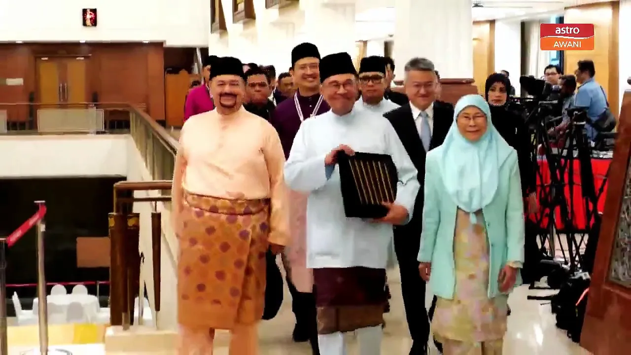 Perdana Menteri Datuk Seri Anwar Ibrahim tiba di bangunan Parlimen