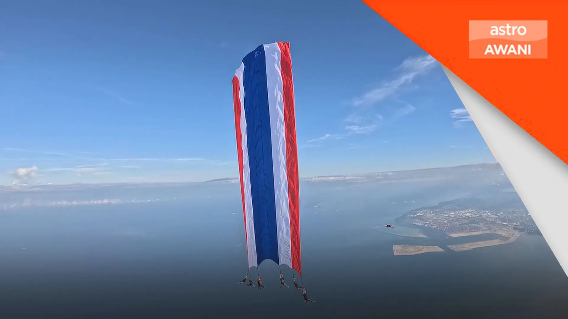 Penerjun Thailand pecah rekod dunia kibar bendera terbesar di udara