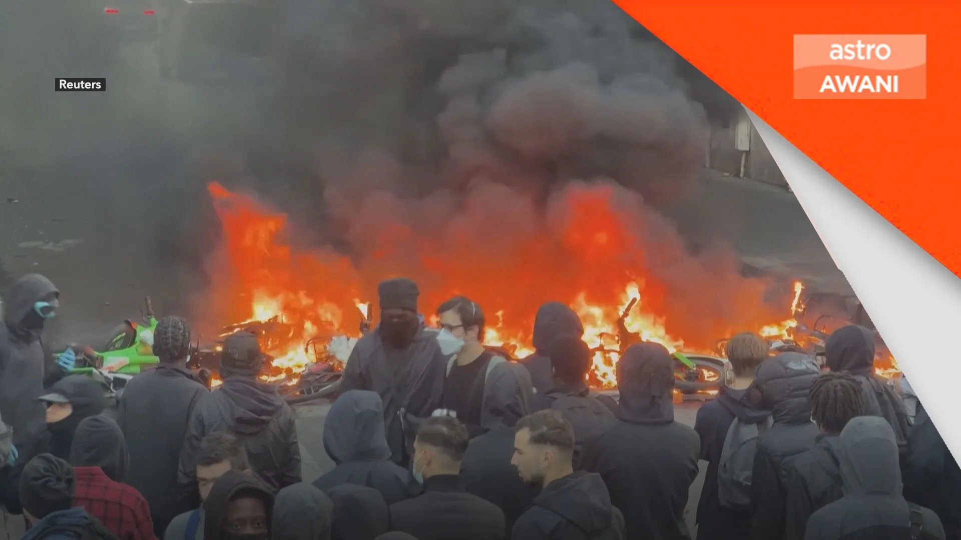 Kebakaran jalanan cetus ketegangan ketika protes berterusan di Paris