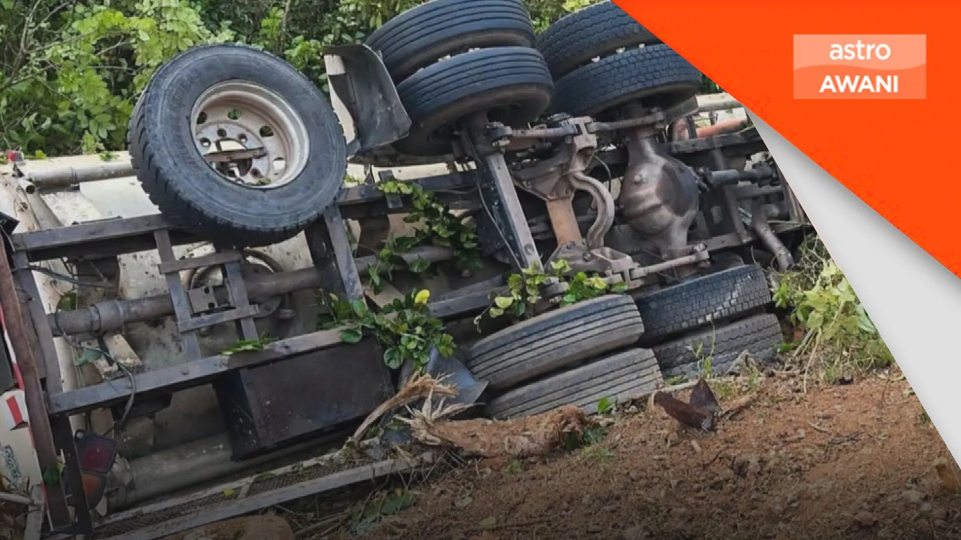 Pemandu lori tangki maut rempuh dua tiang elektrik