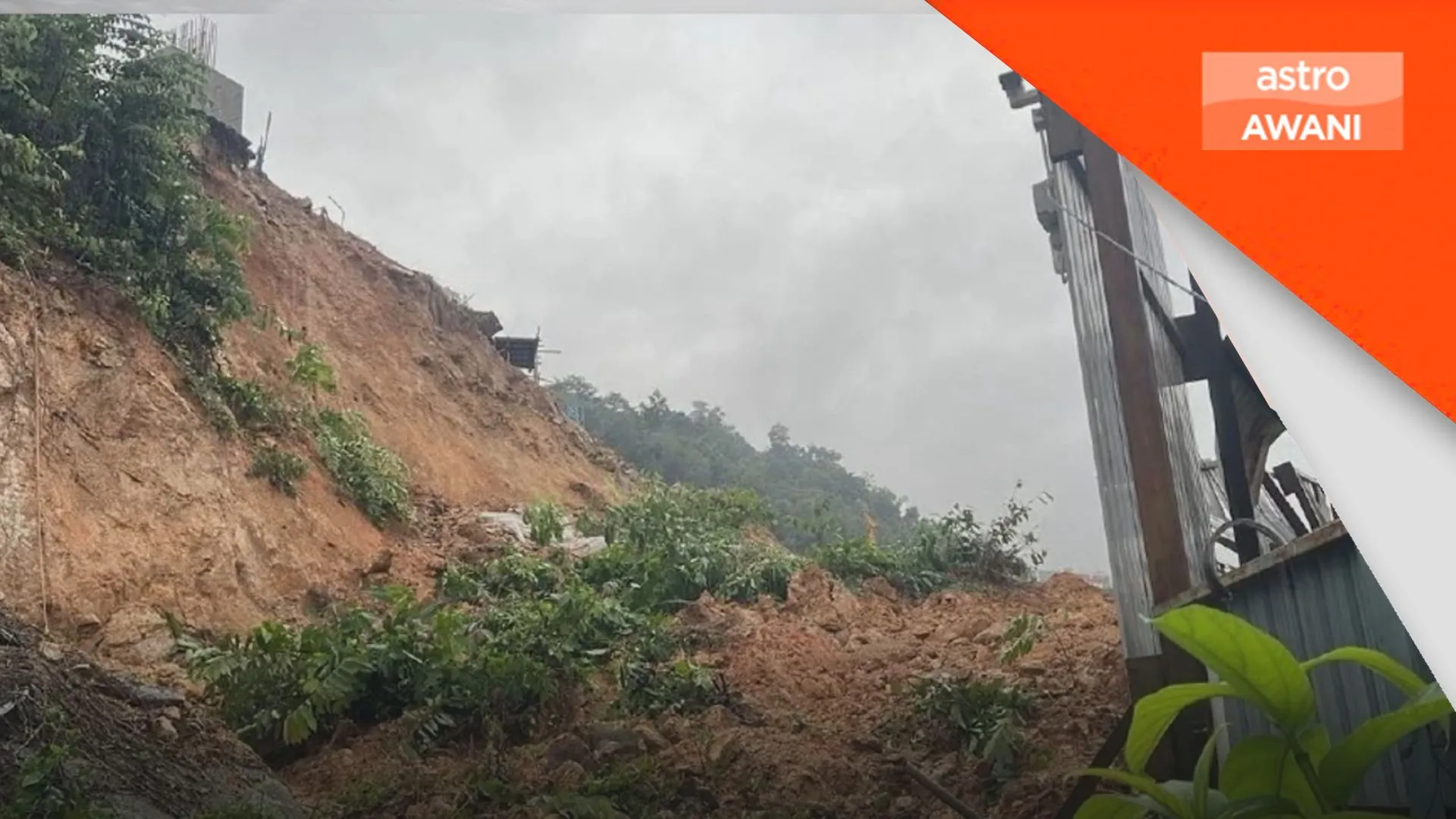 Lelaki maut tertimbus tanah runtuh di belakang rumah