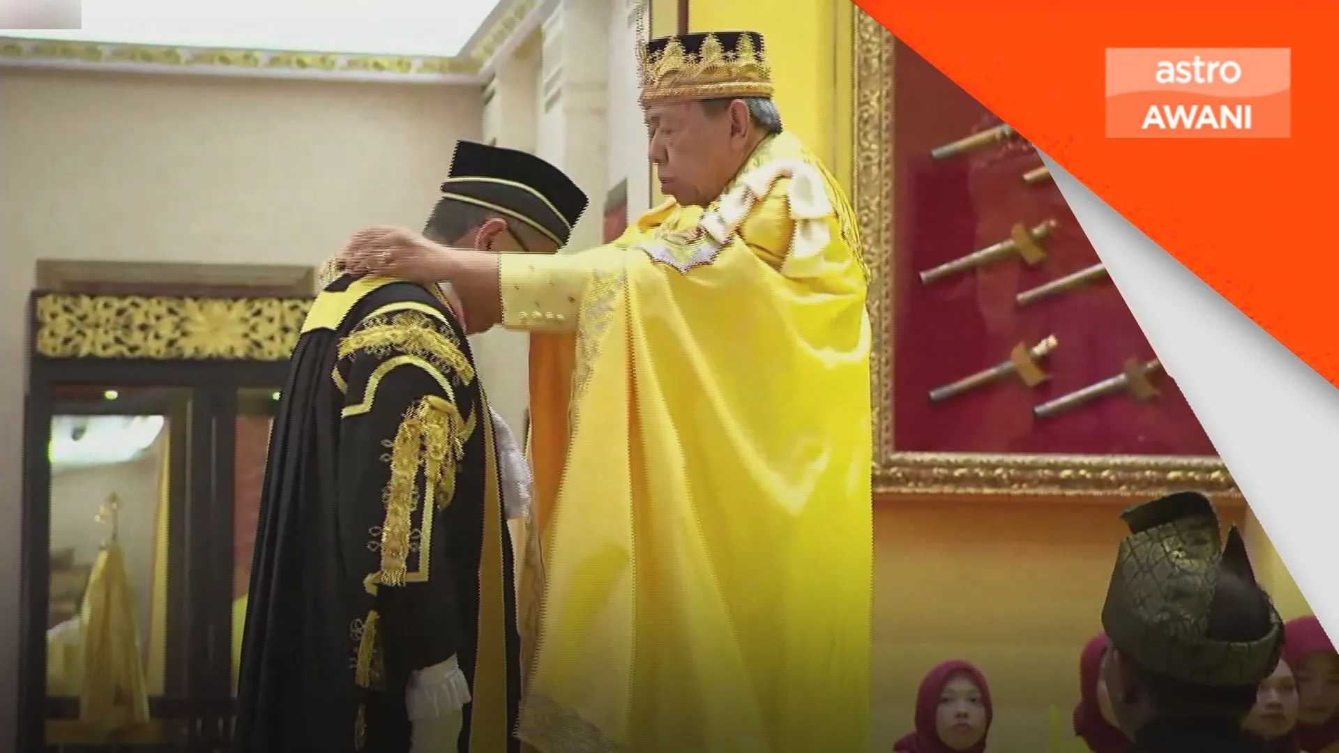 Syed Budriz Putra dahului enam penerima darjah kebesaran