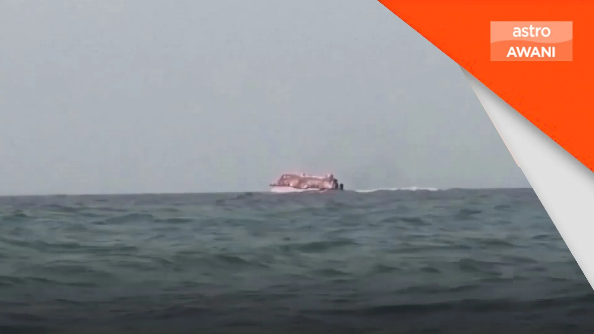 Kapal tangki terbakar di timur Selat Hormuz
