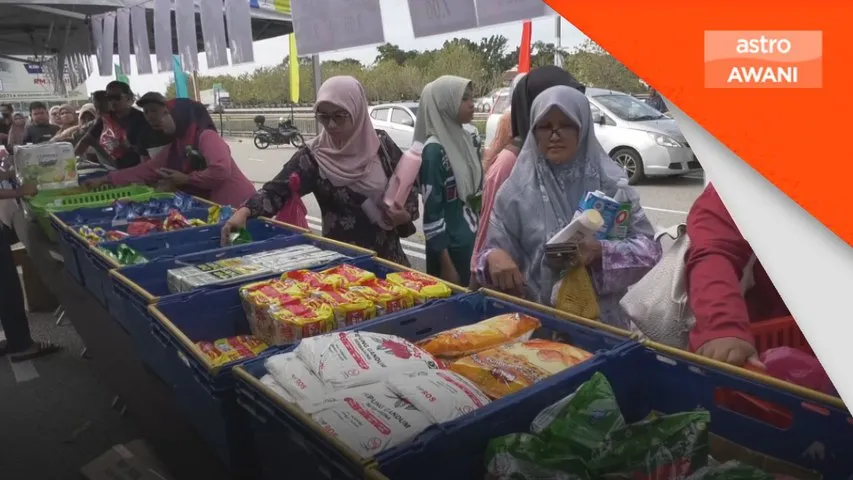 Orang ramai beli barang keperluan sambut puasa di Jualan Rahmah