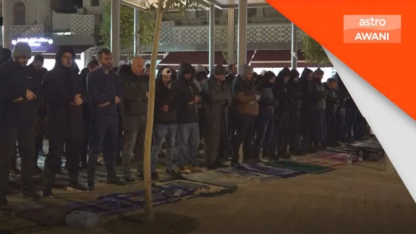 Umat Islam solat di jalanan sekitar Al-Aqsa