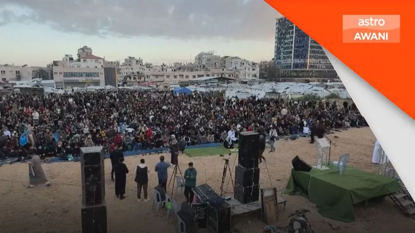 Rakyat Palestin di Kota Gaza menghadiri solat sunat Aidilfitri