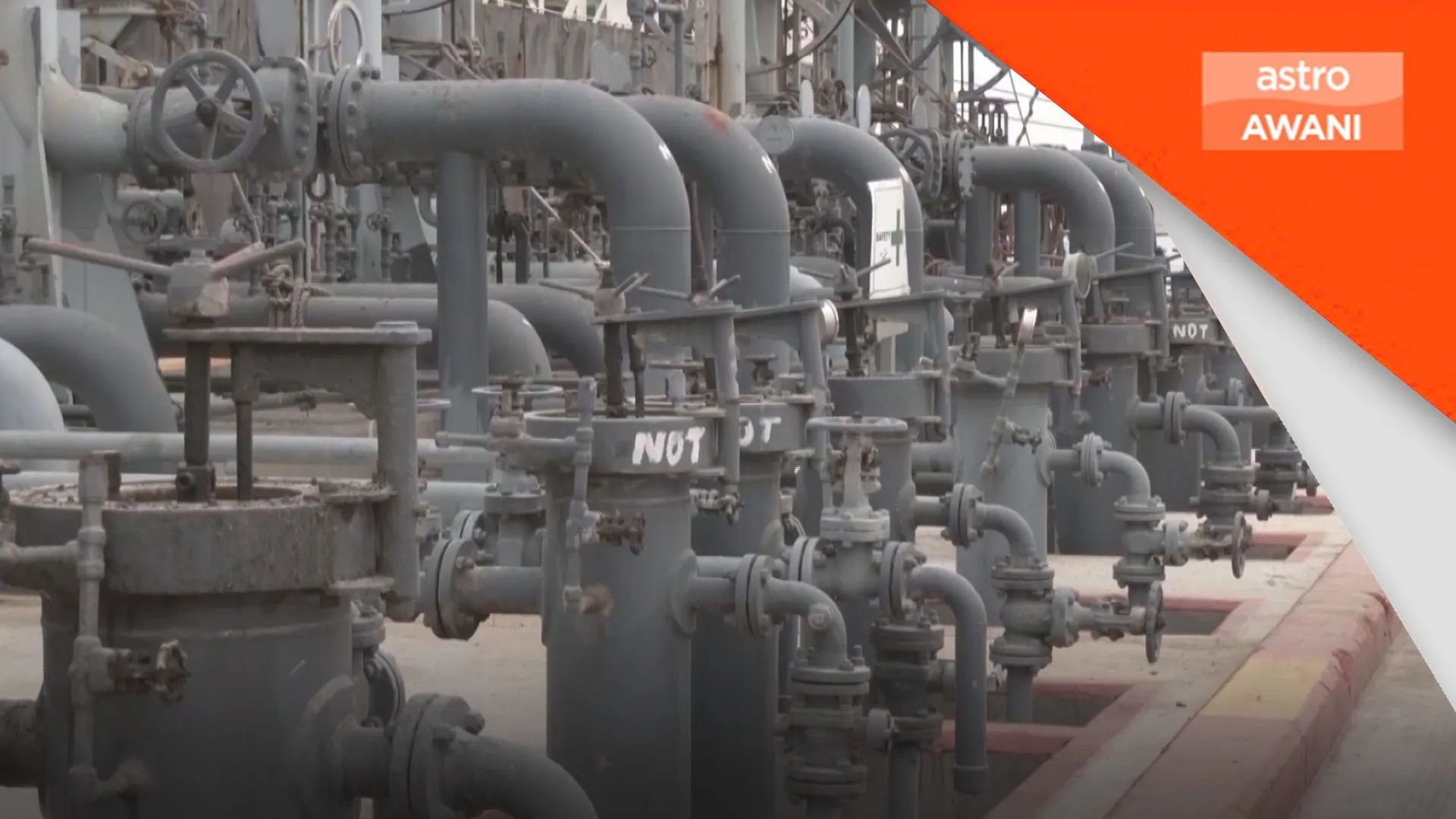 Pasaran global menjunam, harga minyak melonjak