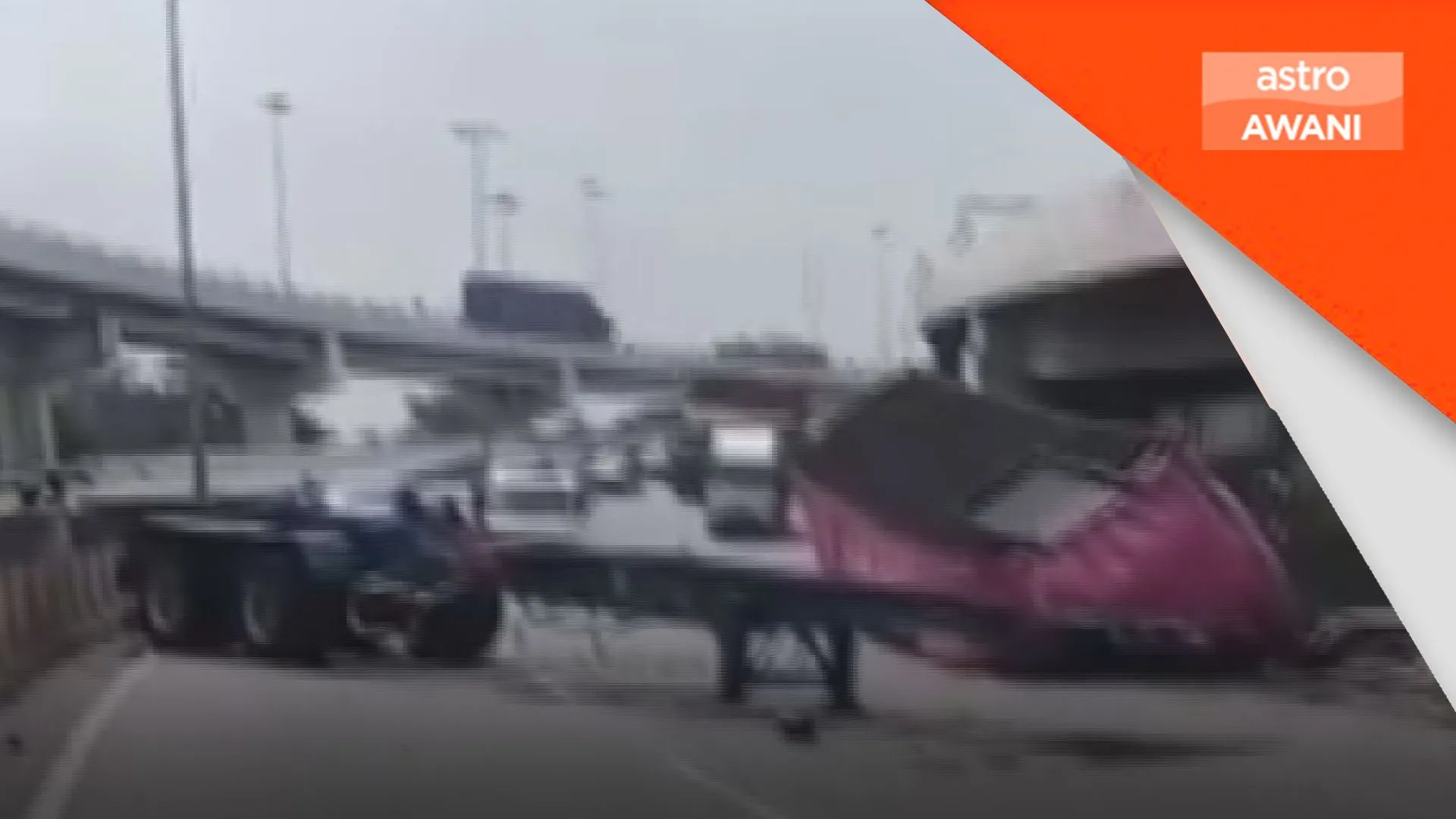 Kontena tertanggal dari treler di Pelabuhan Klang