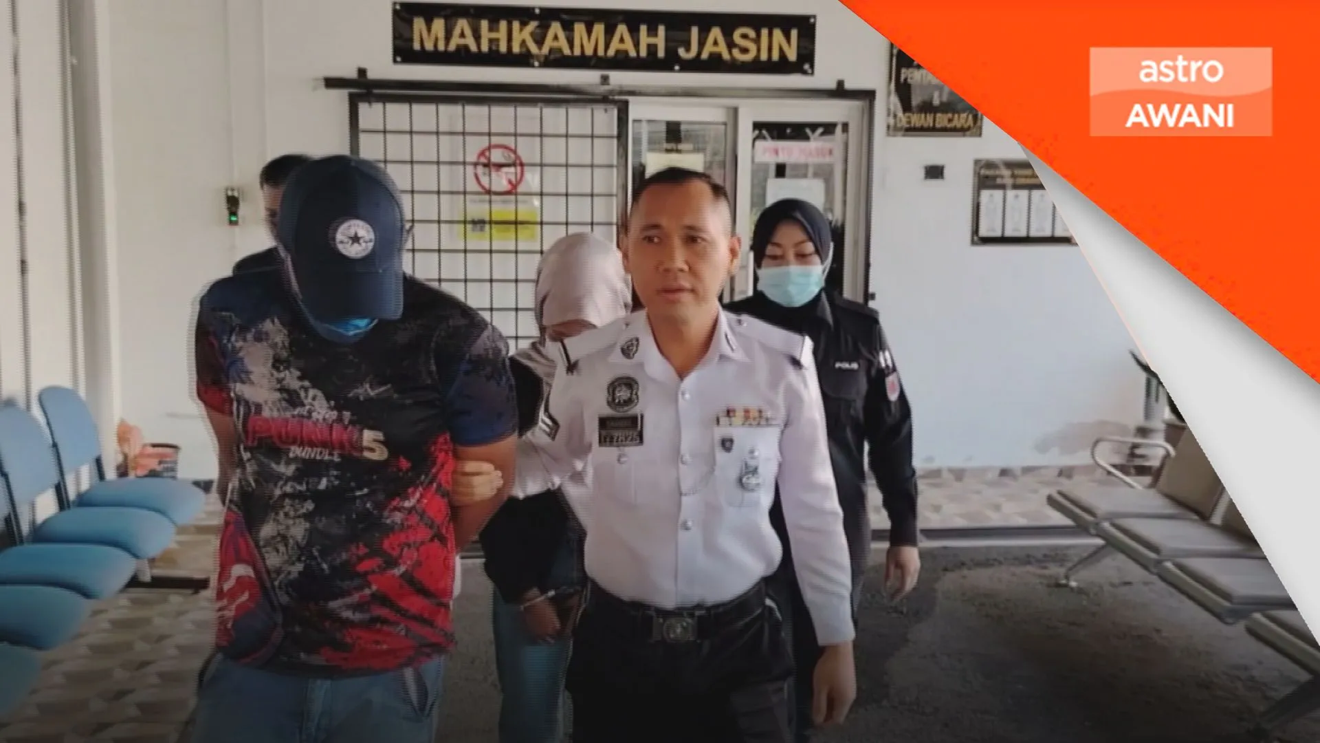 Meriba sambil memandu, lelaki dan kenalan mengaku bersalah