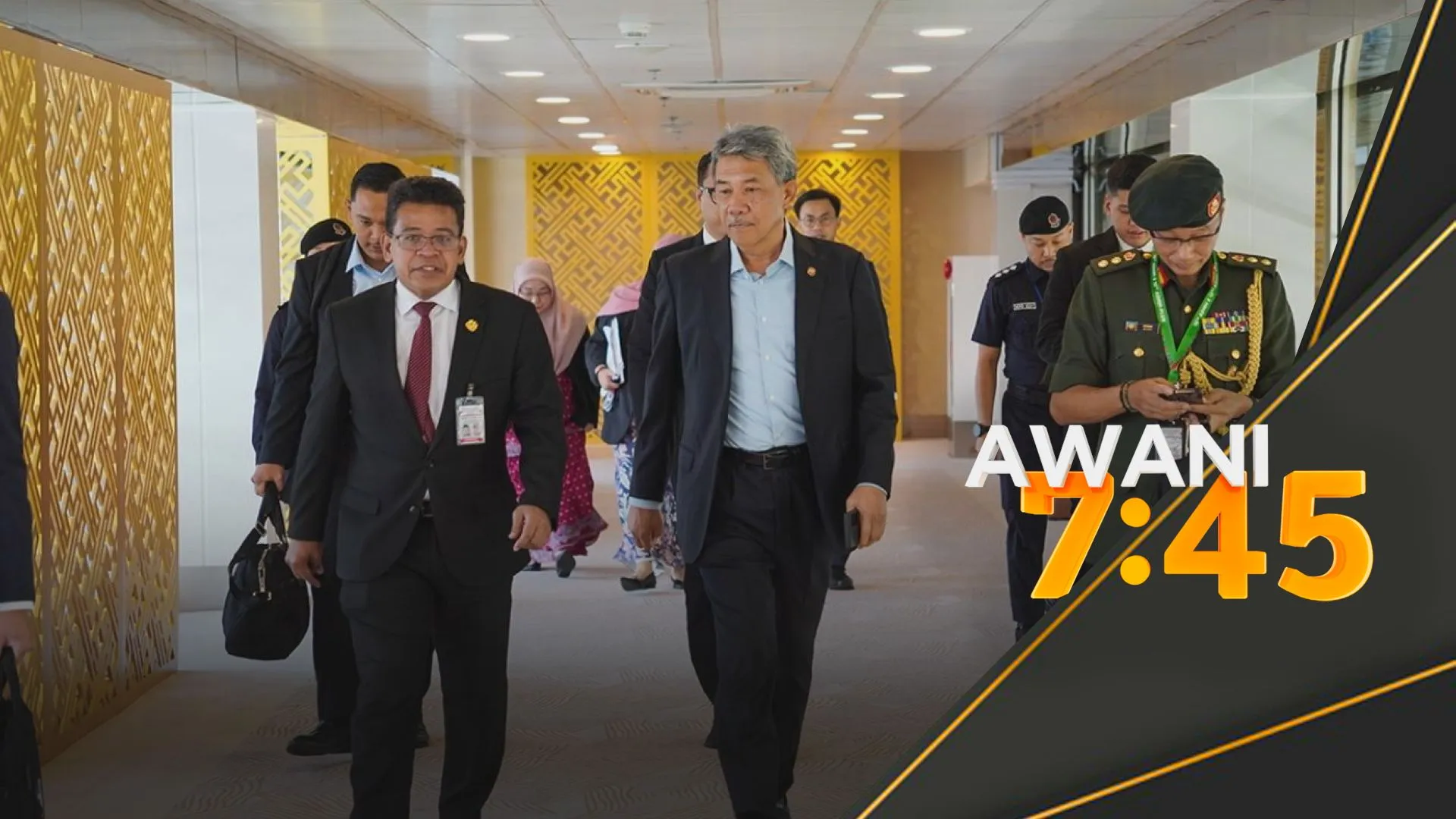 Mohamad tiba di Brunei bagi hadiri AEMM ke-25