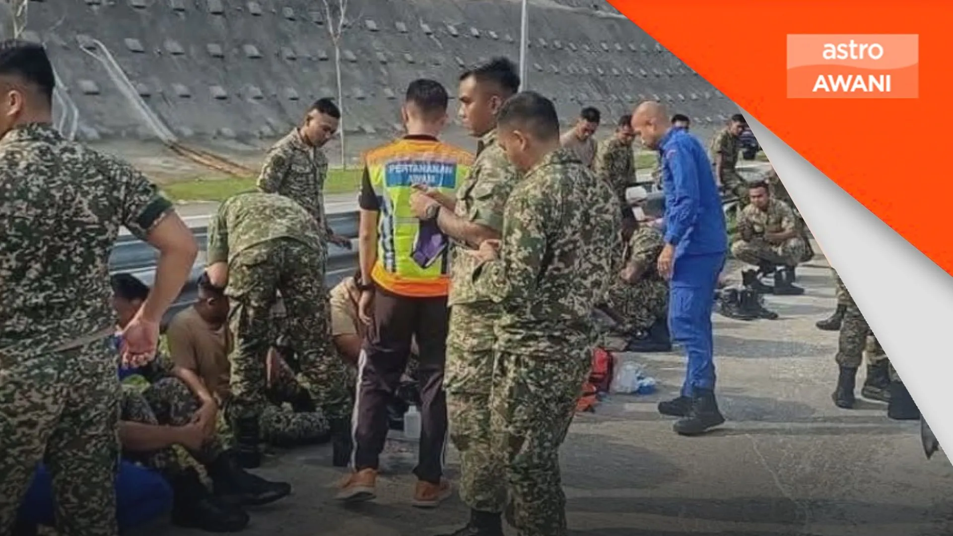 15 anggota tentera cedera trak ATM rempuh Plaza Tol Bukit Teratai