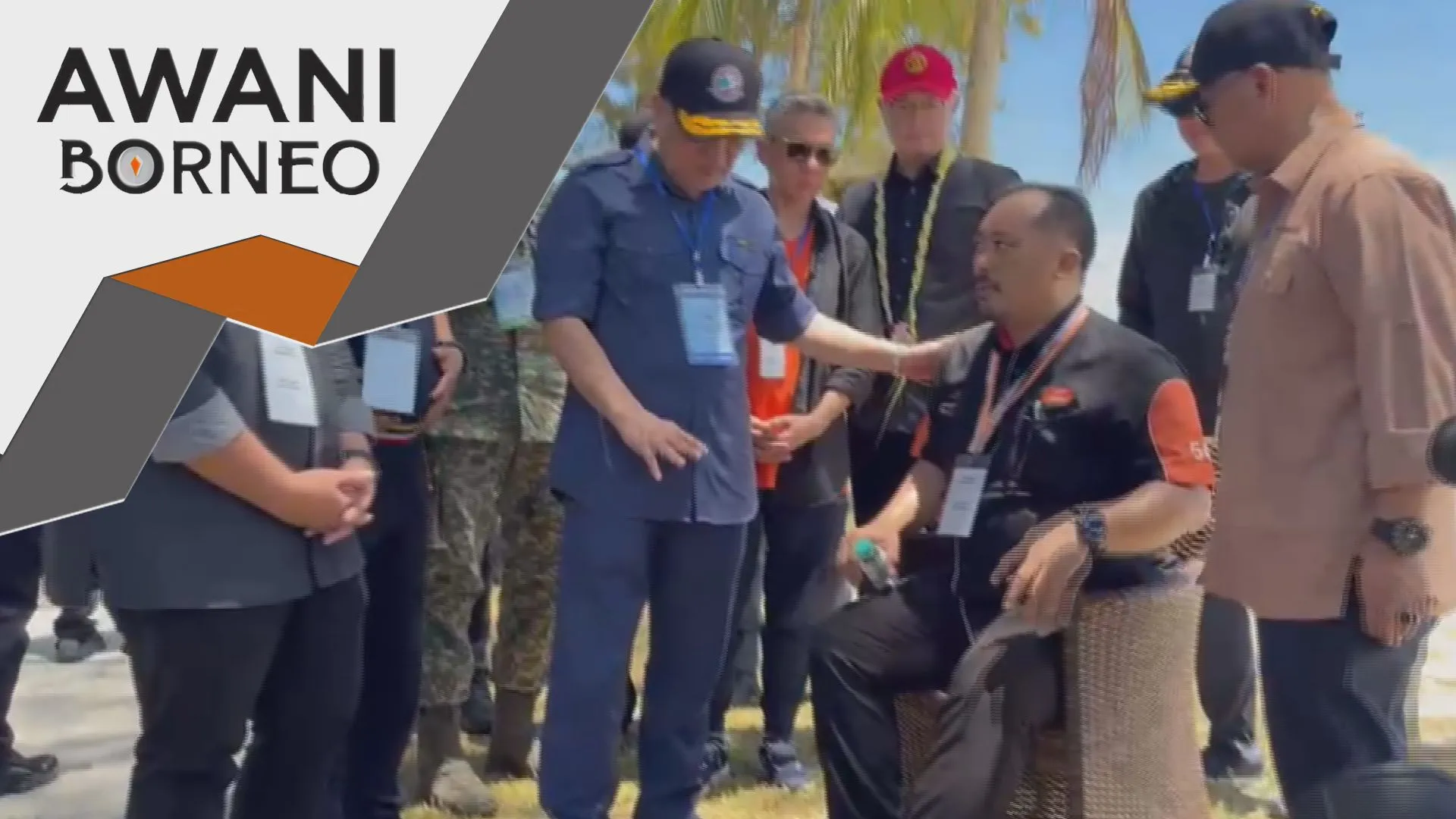 Hajiji santuni petugas media cedera