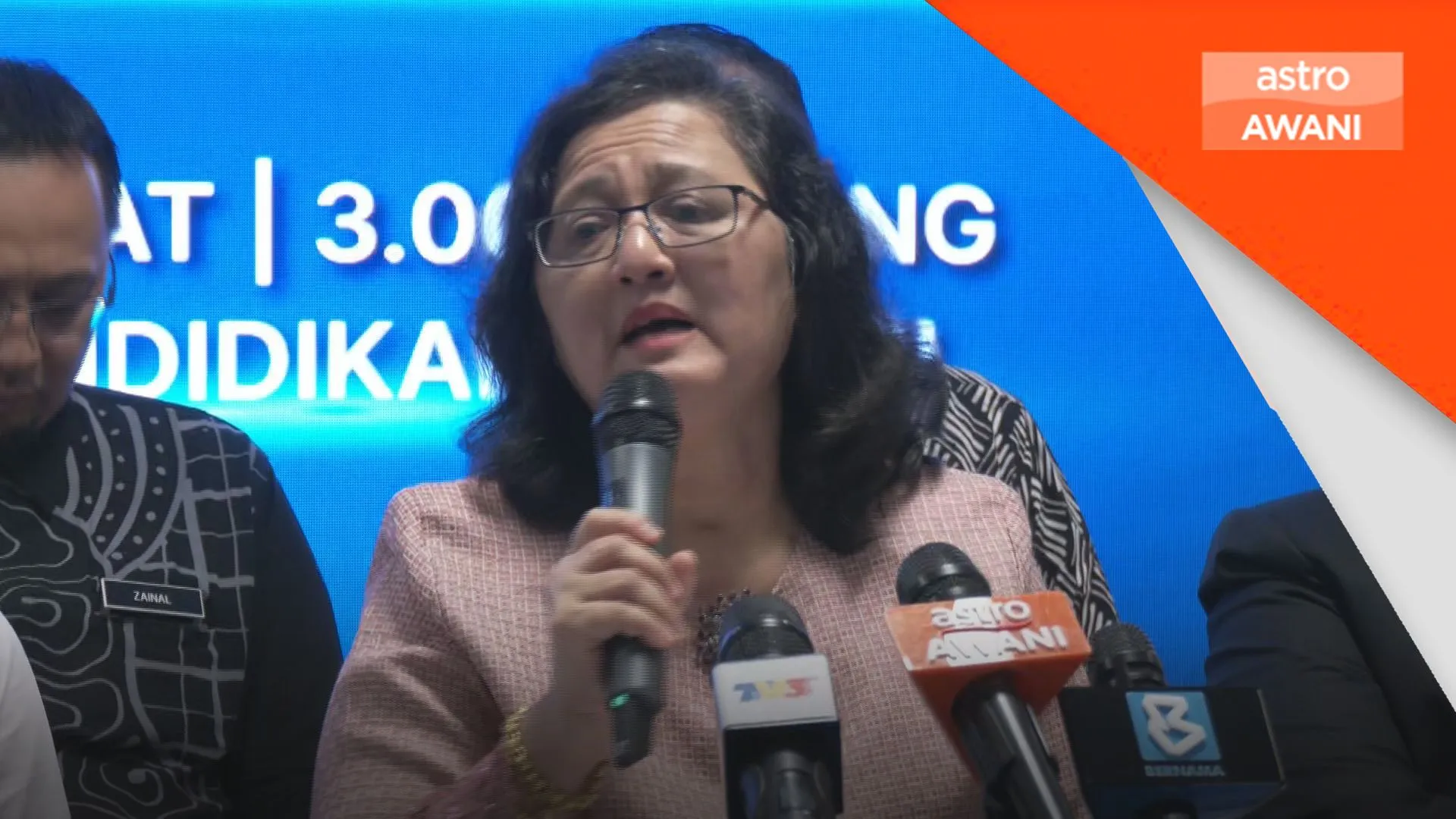 Semua yuran pelajar sama, termasuk luar sistem kebangsaan