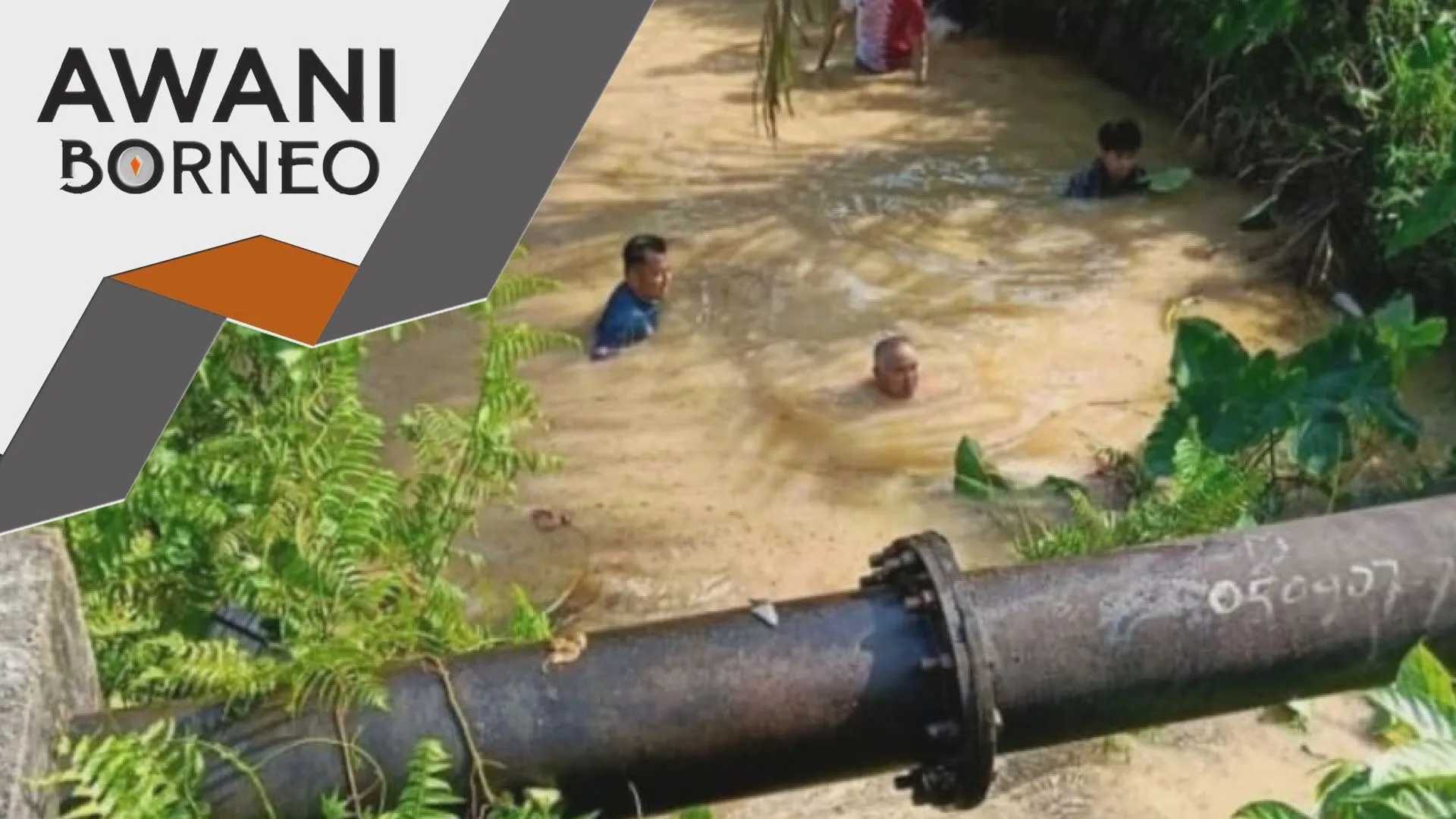 Lima sekeluarga maut, kereta rempuh batang paip