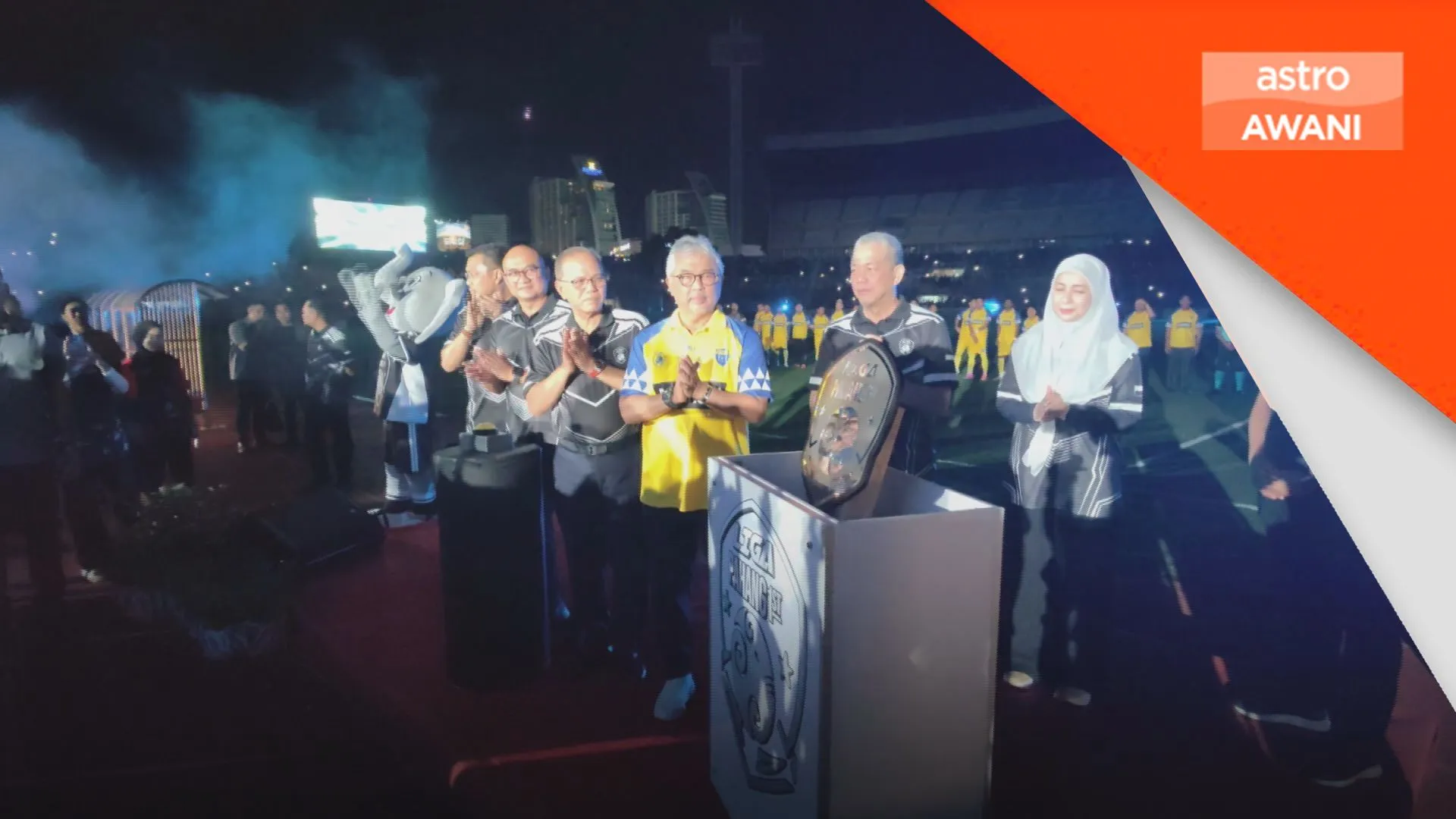 Lebih 30,000 peminat bola sepak banjir Stadium Darul Makmur