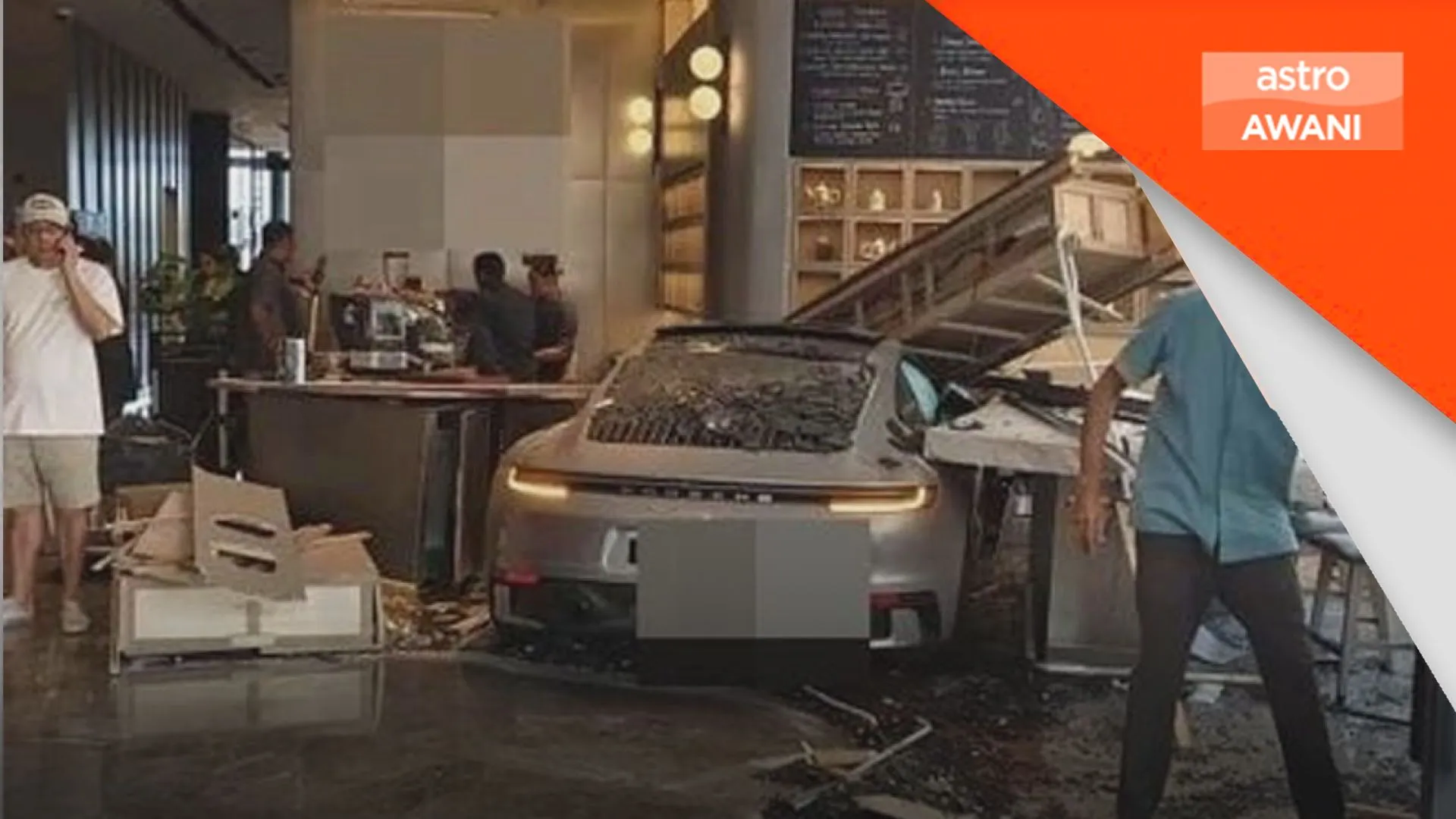 Tertekan pedal minyak, kereta mewah rempuh lobi hotel