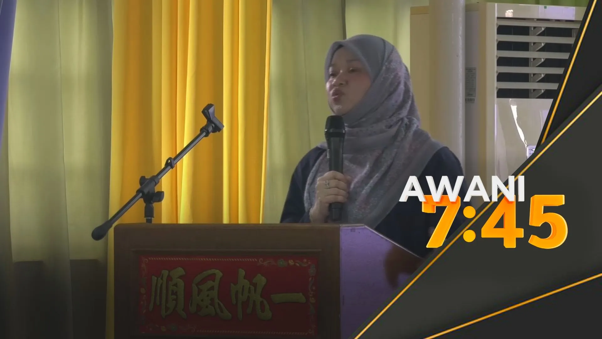 Fadhlina serah surat kelulusan bina bangunan baharu SJKC Heng Ee