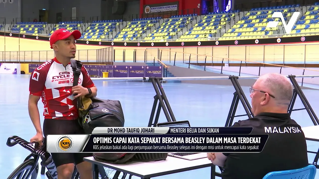 KBS dan John Beasley sedang berbincang mengenai supaya masalah dihadapi Pengarah Teknikal PKBM itu dapa diselesaikan