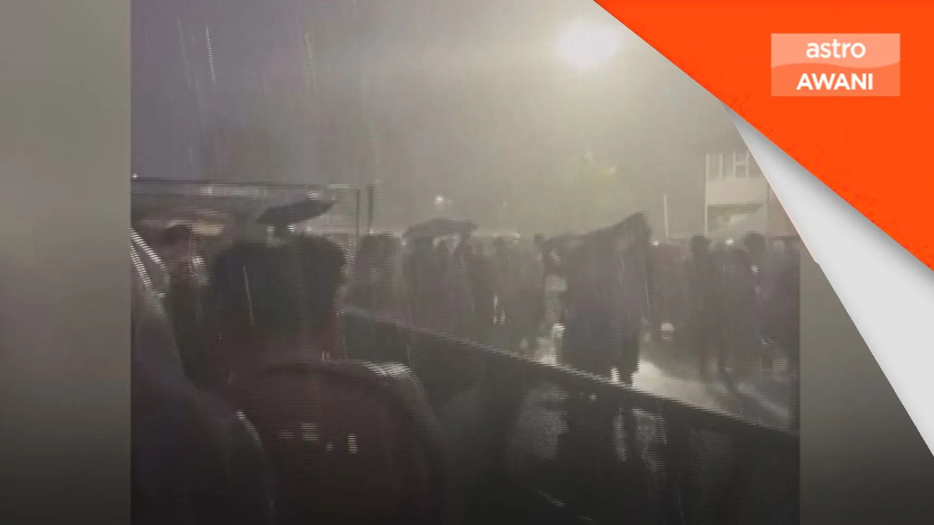 Konsert Bad Bunny di Milan dihentikan akibat hujan batu