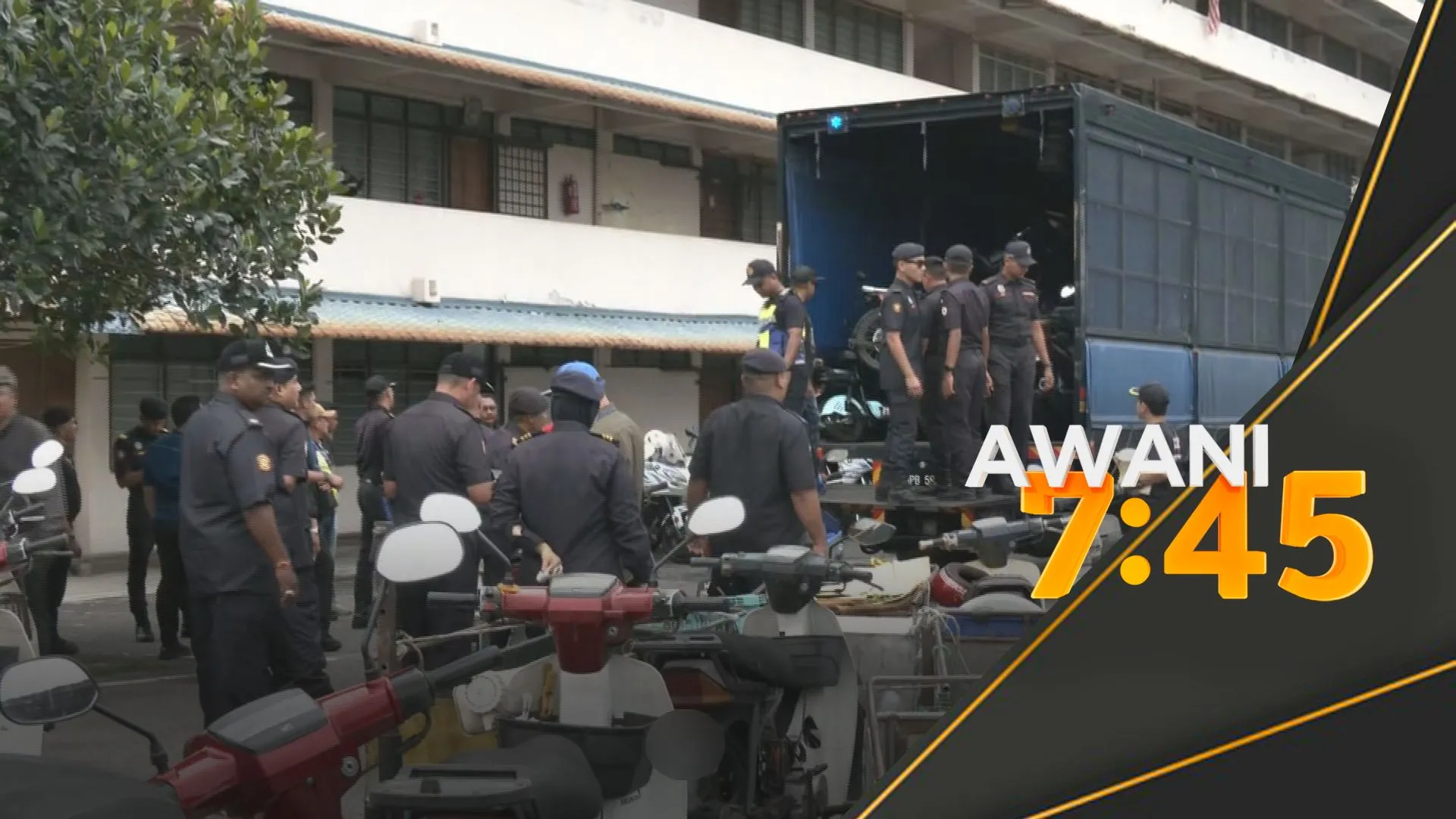 Hanya RM100 sehari, warga asing sewa motosikal