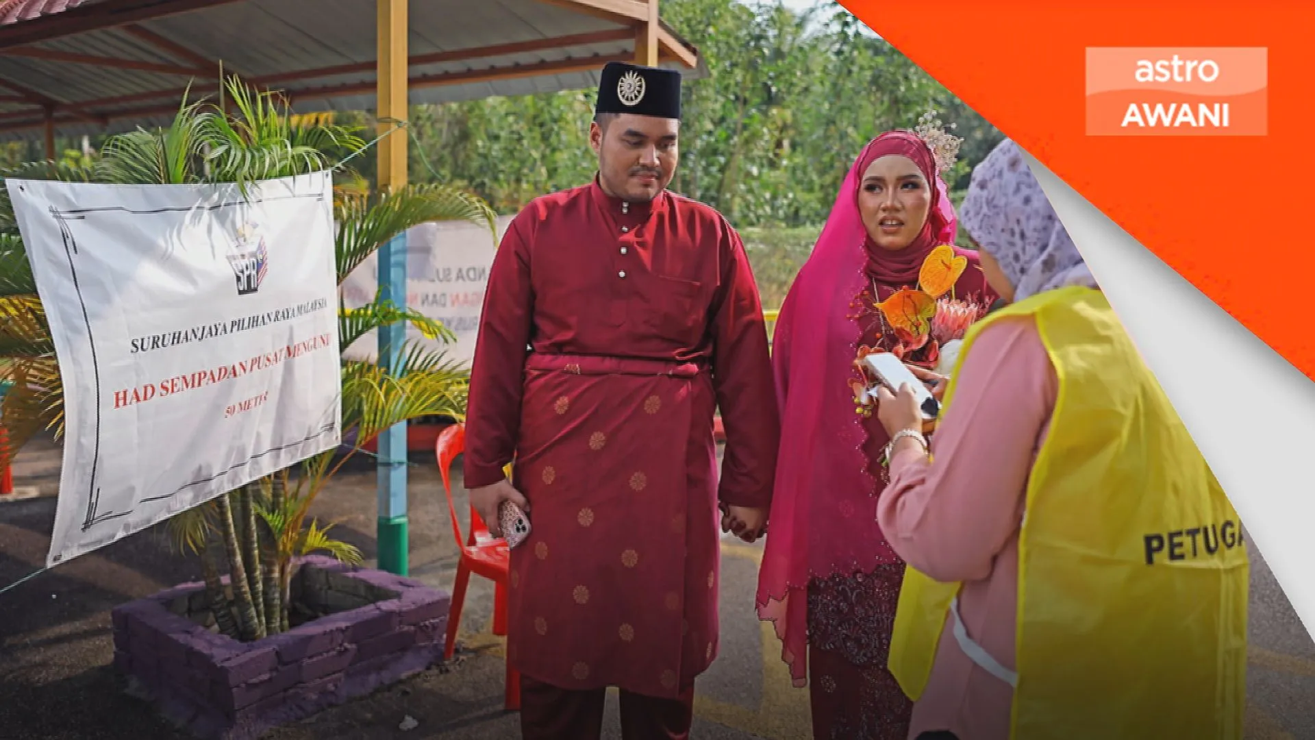 Pengantin baharu curi tumpuan di pusat mengundi
