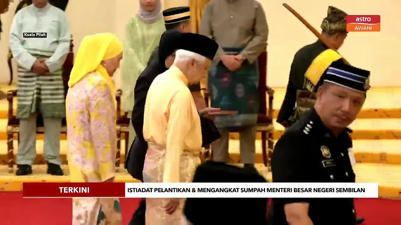 Ketibaan Tuanku Muhriz di Balairung Seri, Istana Besar Seri Menanti