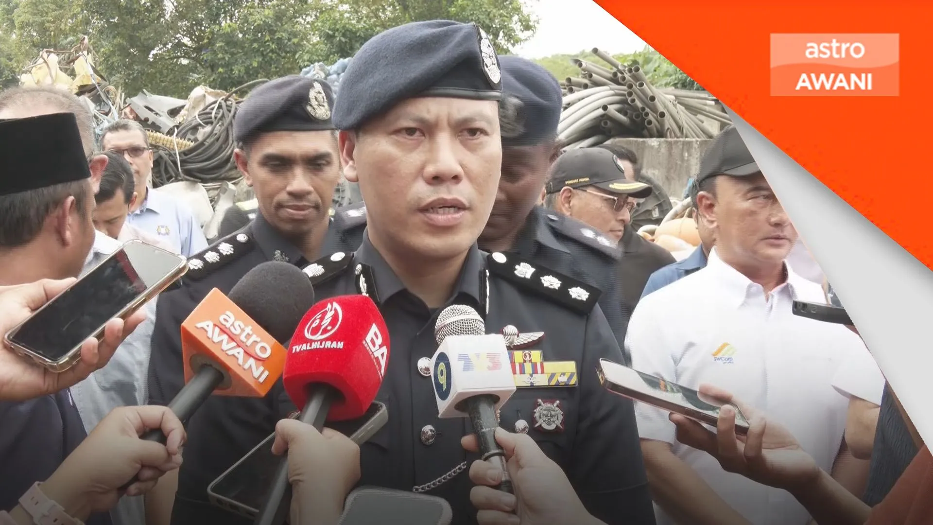 Premis pembakaran terbuka diarah tutup, empat direman