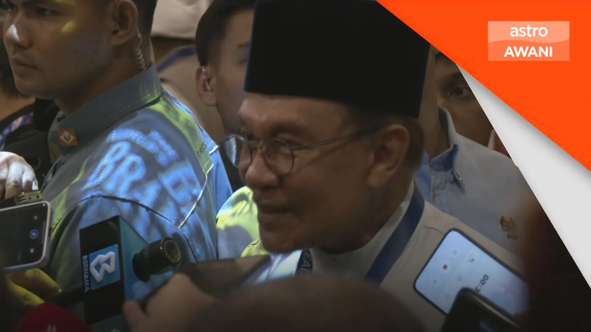 ‘Dia jalur gaduh, saya jalur damai’ - PM