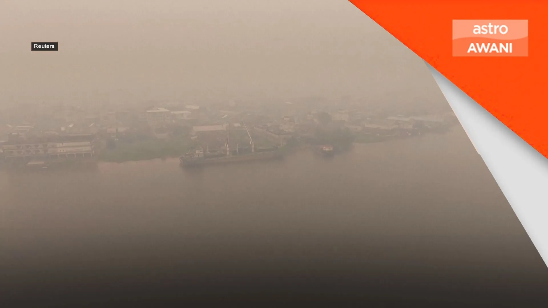Asap tebal akibat kebakaran hutan selubungi Pontianak