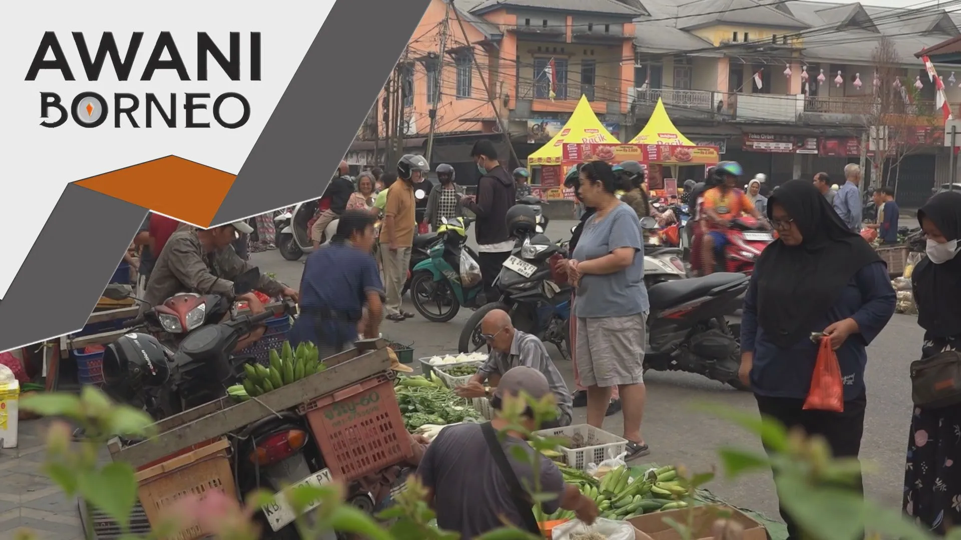 Jual beli di Pasar Hampar, Sambas terus hidup