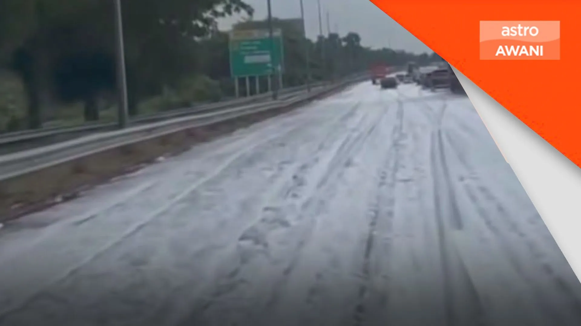 Buih tebal di Lebuhraya KESAS berpunca daripada sisa tumpahan sabun