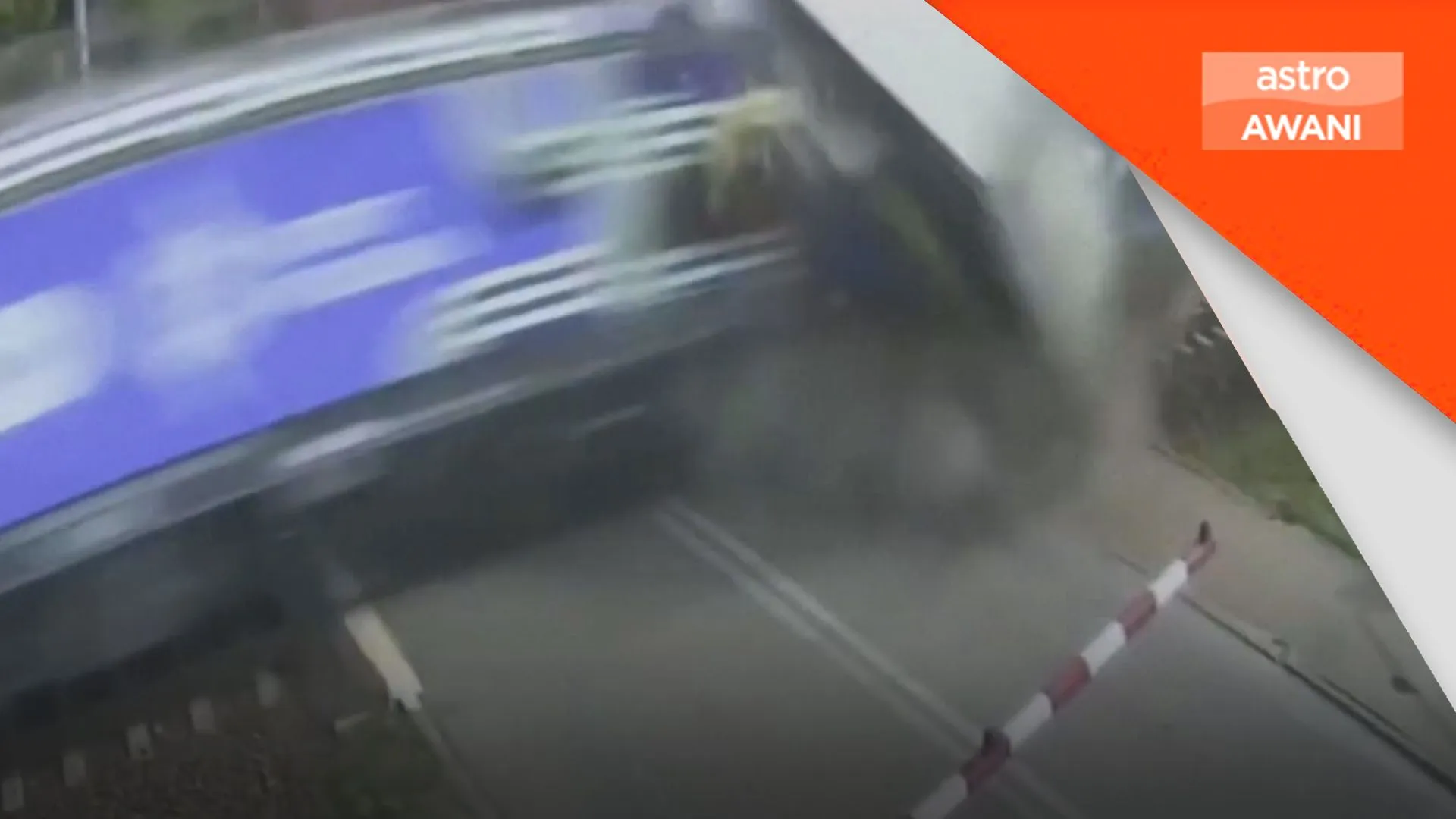 Tren rempuh lori dilandasan kereta api