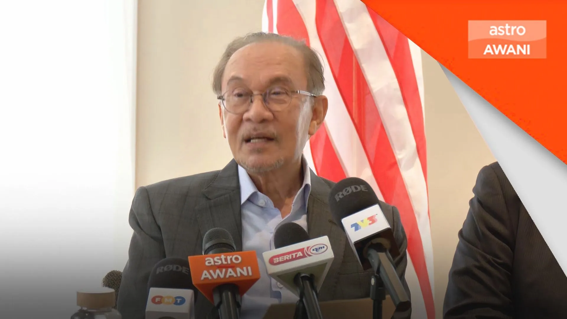 'Nyanyi 10 minit, kerja berpuluh jam' - PM