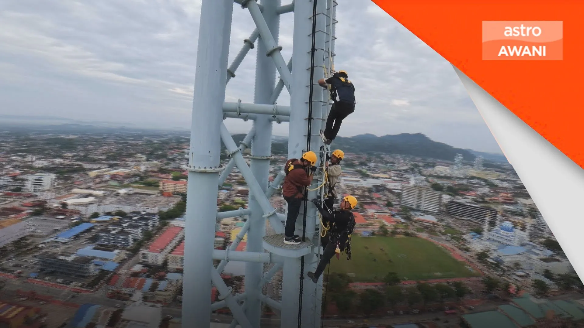 Issey Fizie tawan Menara 188 sambil bersiaran