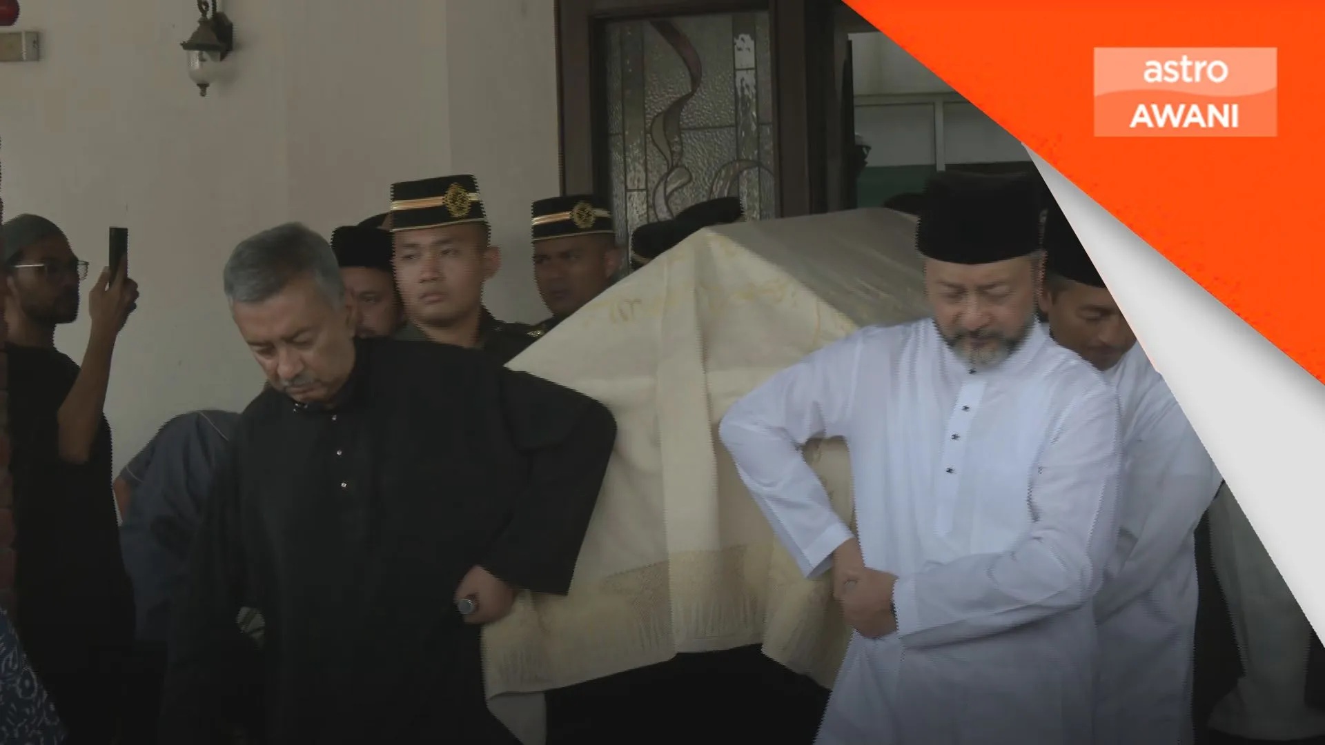 Suasana pilu menyelubungi pekarangan kediaman apabila jenazah Allahyarham Tun Dr Siti Hasmah mula diusung dan berangkat ke masjid bagi urusan solat jenazah